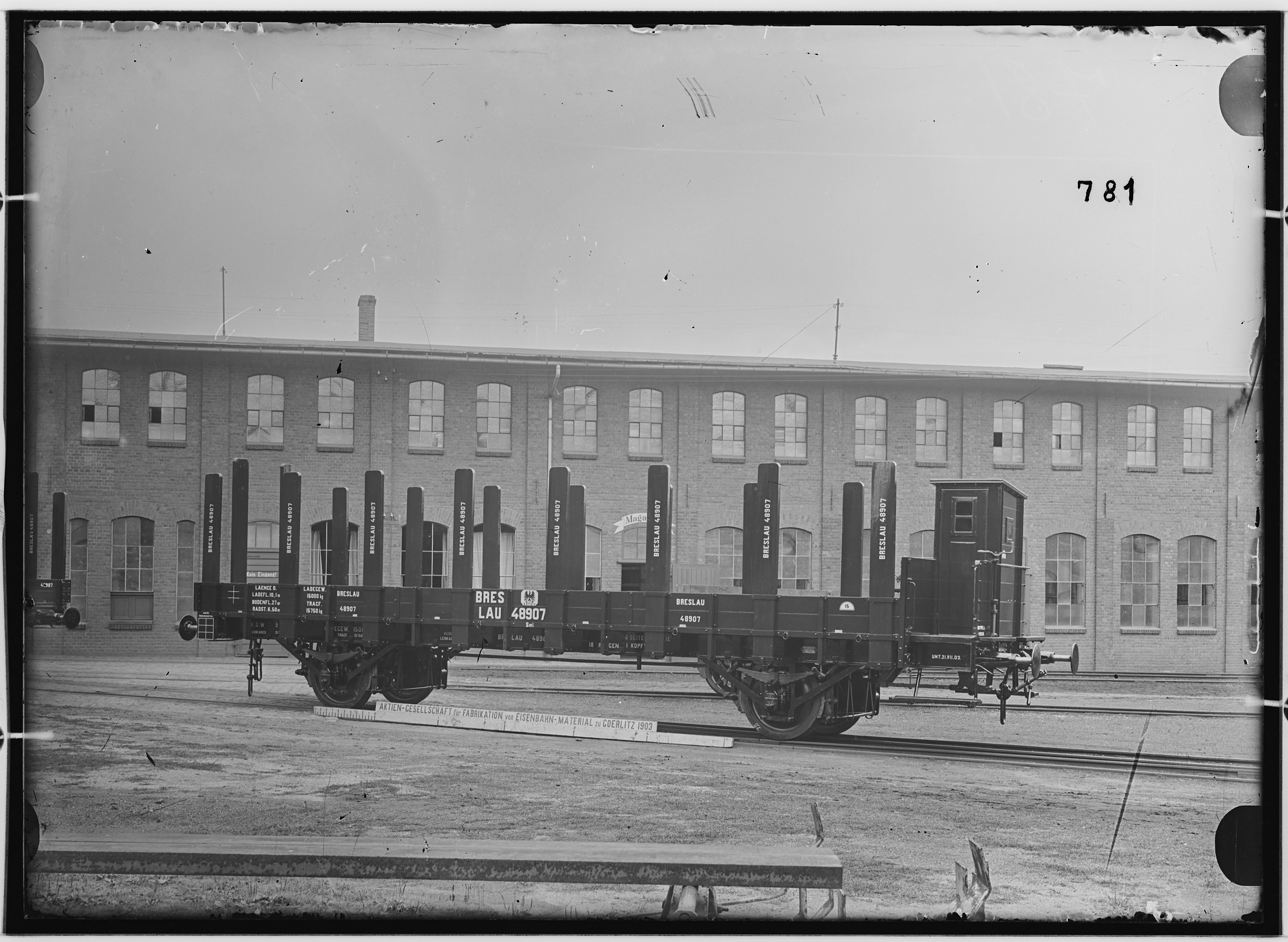Fotografie: zweiachsiger Plattformwagen ohne Bremse, 1903 (Schenkung der Bombardier Transportation, Werk Görlitz | Eigentum/Sammlung der Verkehrsmuseums Dresden gGmbH CC BY-NC-SA)