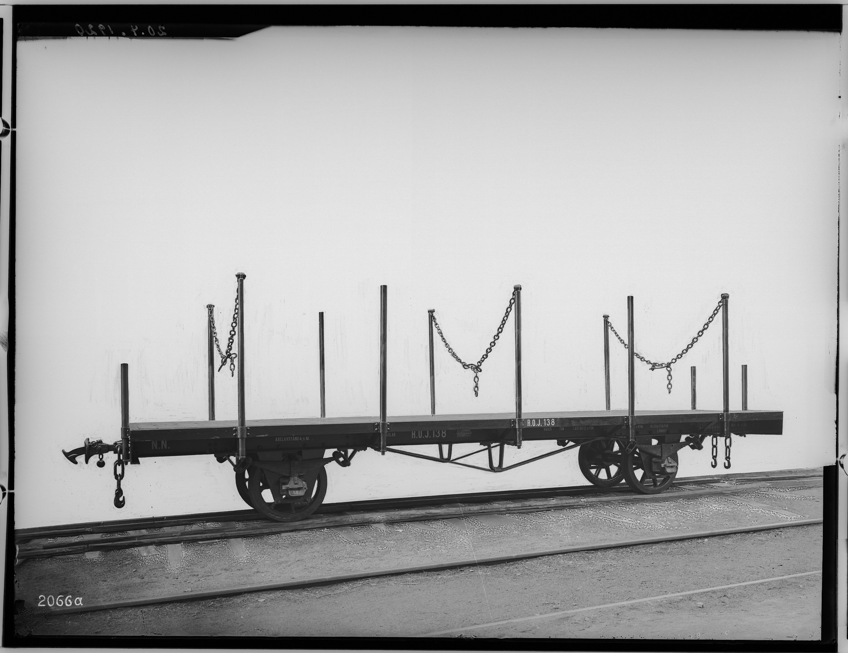 Fotografie: zweiachsiger Plattformwagen ohne Bremse (Außenansicht), 1920 (Schenkung der Bombardier Transportation, Werk Görlitz | Eigentum/Sammlung der Verkehrsmuseums Dresden gGmbH CC BY-NC-SA)