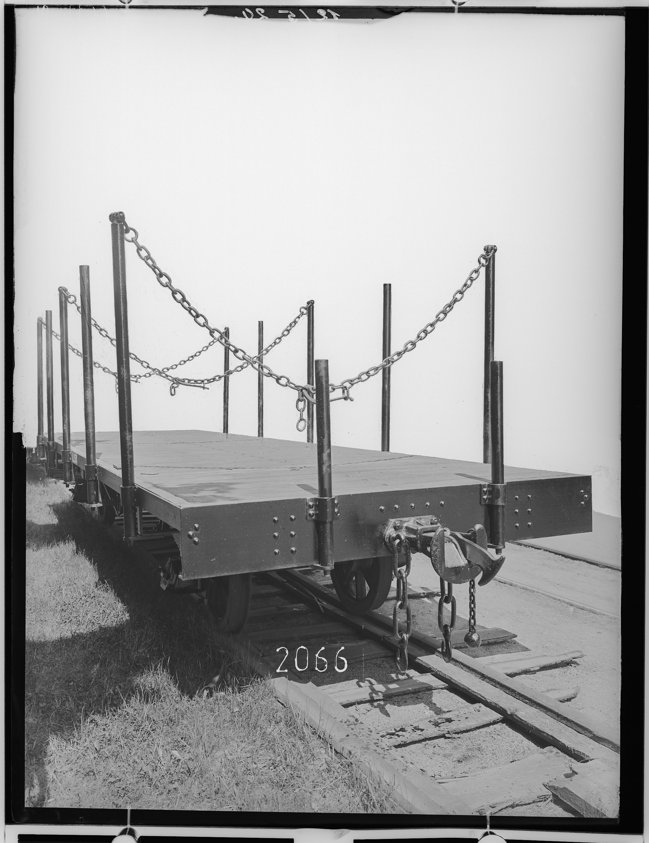 Fotografie: zweiachsiger Plattformwagen ohne Bremse (Stirnansicht), 1920 (Schenkung der Bombardier Transportation, Werk Görlitz | Eigentum/Sammlung der Verkehrsmuseums Dresden gGmbH CC BY-NC-SA)