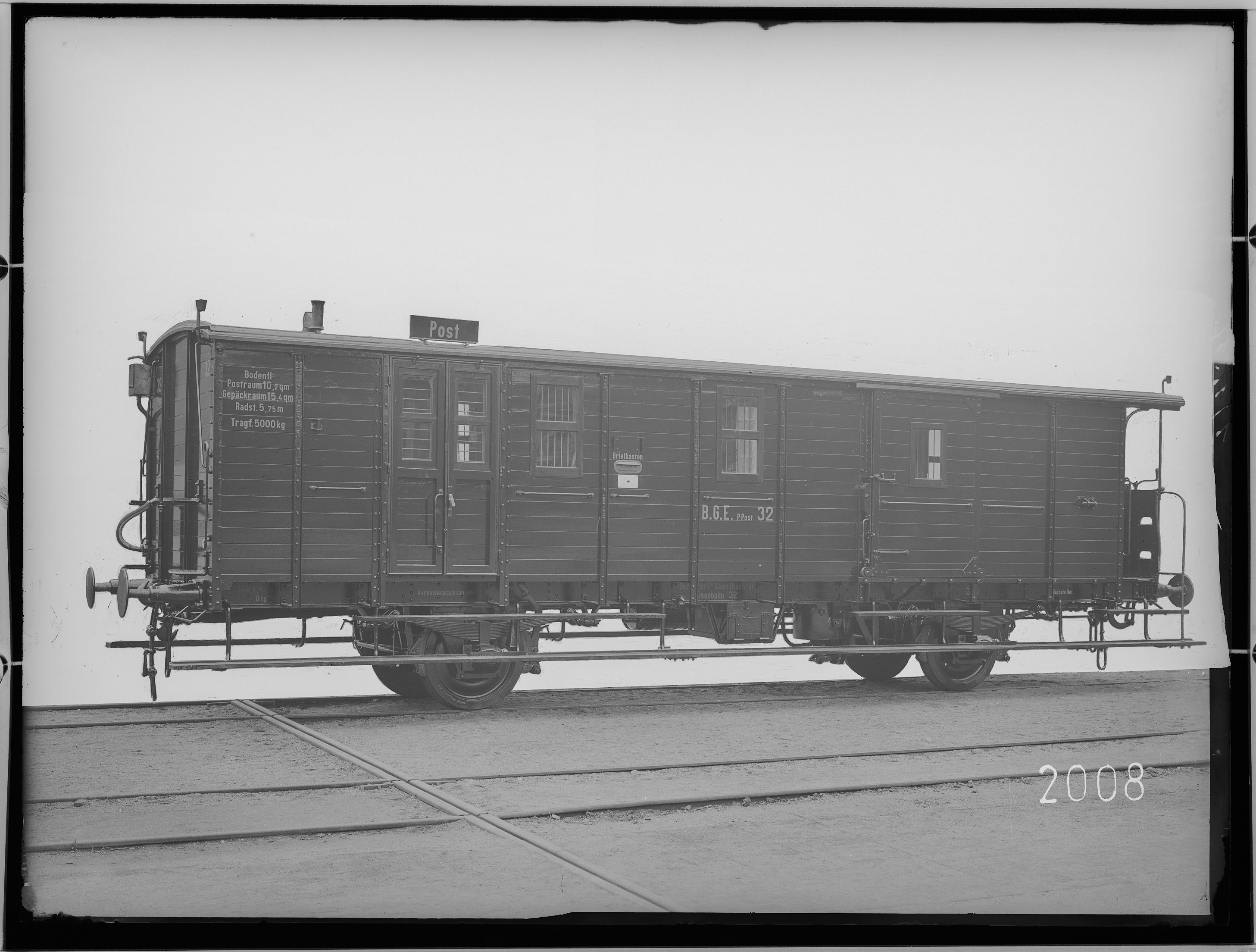 Fotografie: zweiachsiger Post-/ Gepäckwagen, 1917 (Schenkung der Bombardier Transportation, Werk Görlitz | Eigentum/Sammlung der Verkehrsmuseums Dresden gGmbH CC BY-NC-SA)