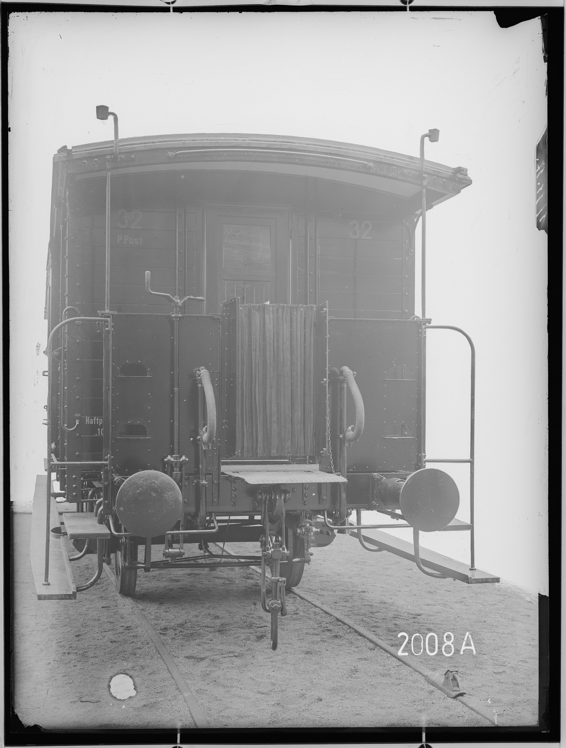 Fotografie: zweiachsiger Post-/ Gepäckwagen (Stirnansicht), 1917 (Schenkung der Bombardier Transportation, Werk Görlitz | Eigentum/Sammlung der Verkehrsmuseums Dresden gGmbH CC BY-NC-SA)
