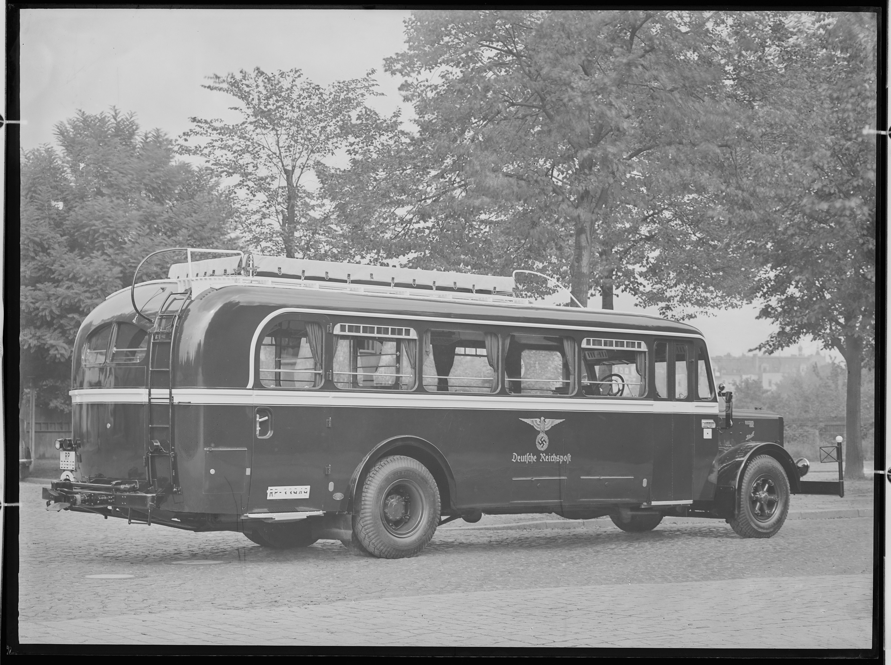 Fotografie: zweiachsiger Postomnibus (Außenansicht I), 1938 (Schenkung der Bombardier Transportation, Werk Görlitz | Eigentum/Sammlung der Verkehrsmuseums Dresden gGmbH CC BY-NC-SA)