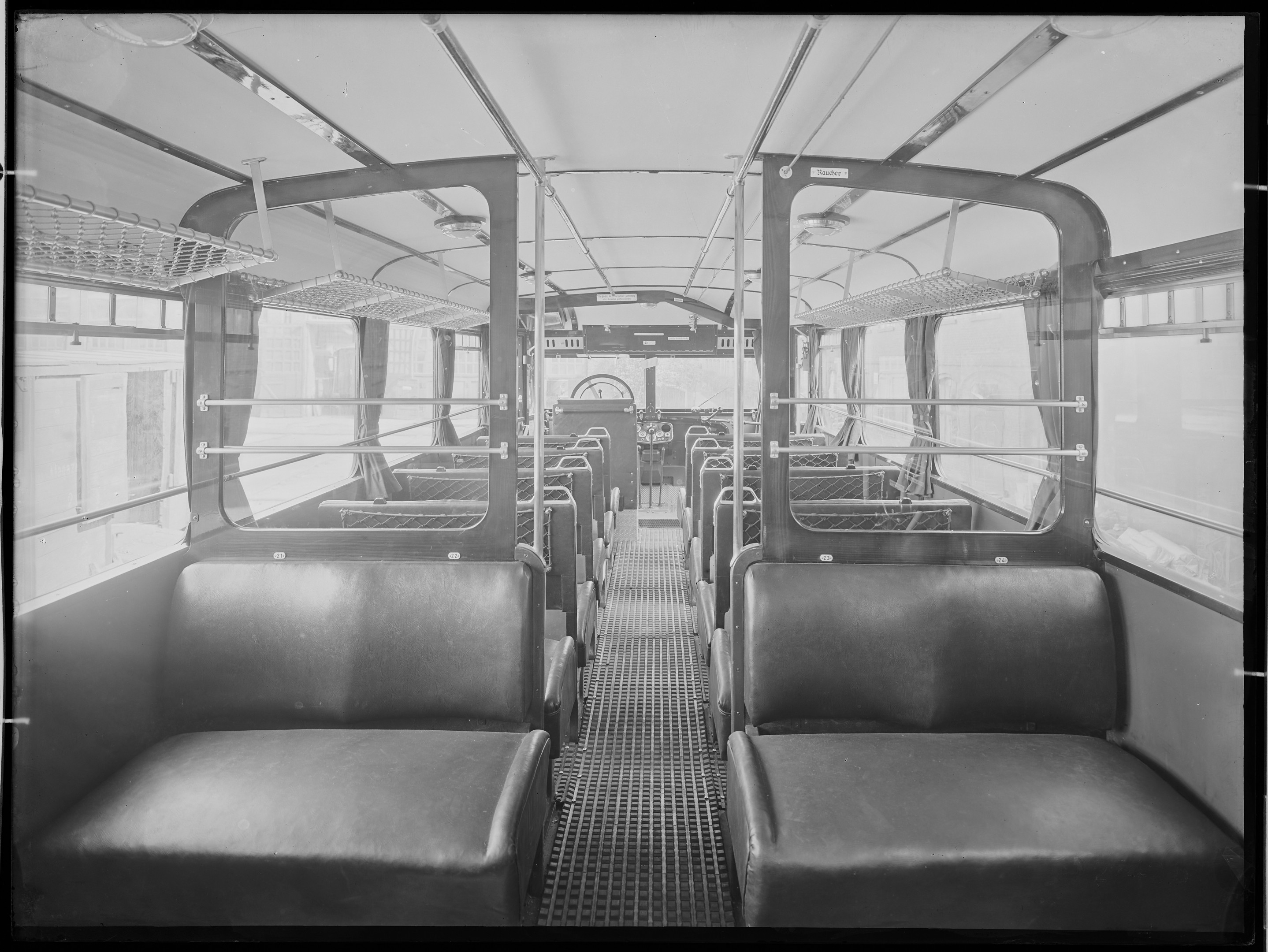 Fotografie: zweiachsiger Postomnibus (Innenansicht I), 1938 (Schenkung der Bombardier Transportation, Werk Görlitz | Eigentum/Sammlung der Verkehrsmuseums Dresden gGmbH CC BY-NC-SA)