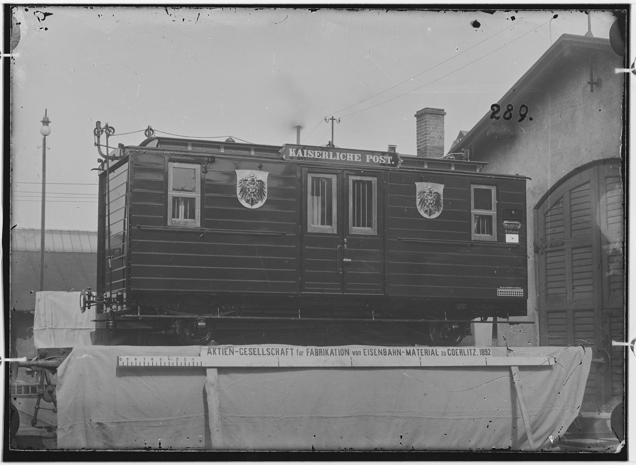 Fotografie: zweiachsiger Postwagen mit Gewichtsbremse, 1892 (Schenkung der Bombardier Transportation, Werk Görlitz | Eigentum/Sammlung der Verkehrsmuseums Dresden gGmbH CC BY-NC-SA)
