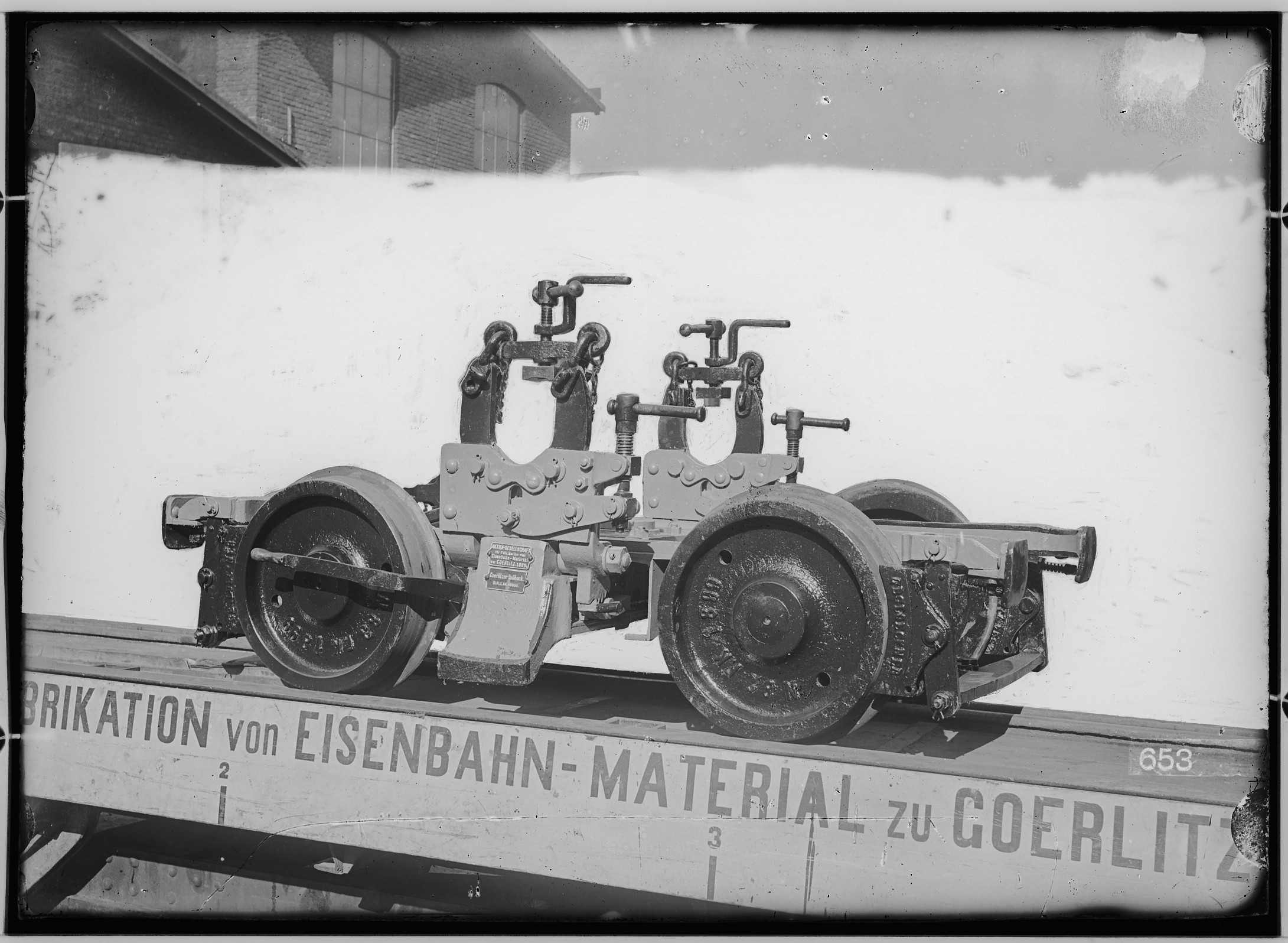 Fotografie: zweiachsiger Rollbock mit Bremse, 1899 (Schenkung der Bombardier Transportation, Werk Görlitz | Eigentum/Sammlung der Verkehrsmuseums Dresden gGmbH CC BY-NC-SA)