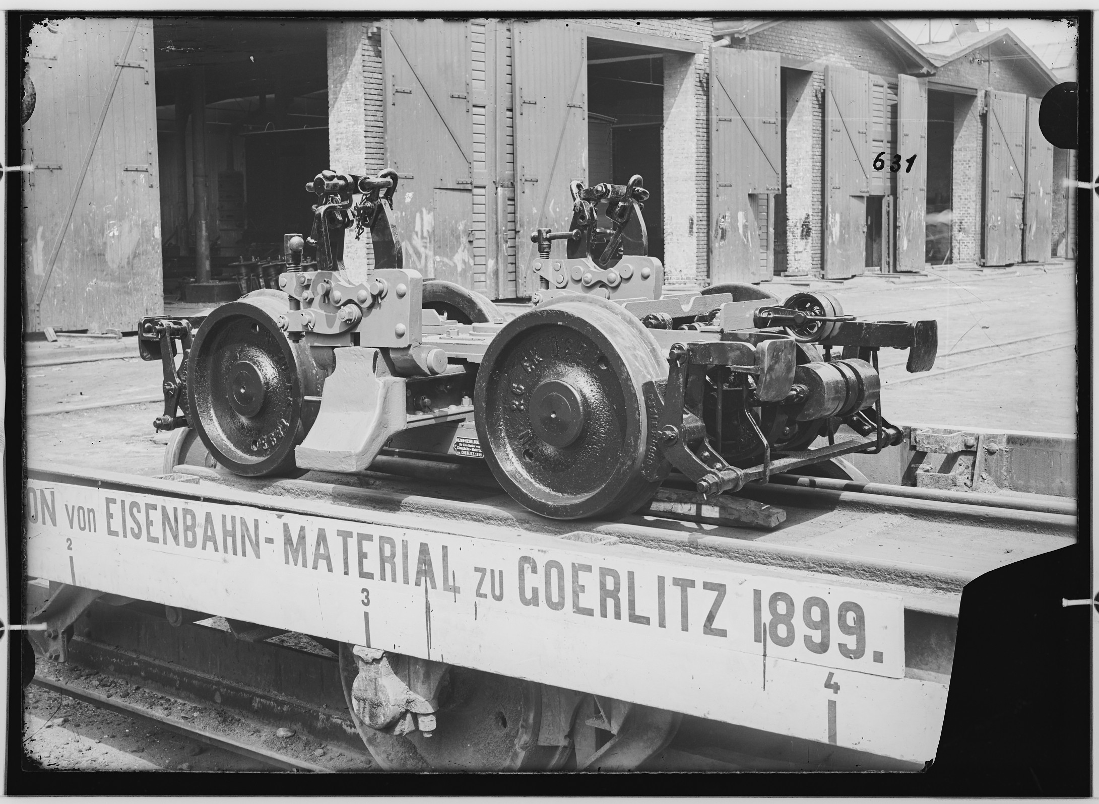 Fotografie: zweiachsiger Rollbock mit Bremse (Kleinbahnwagen), 1899 (Schenkung der Bombardier Transportation, Werk Görlitz | Eigentum/Sammlung der Verkehrsmuseums Dresden gGmbH CC BY-NC-SA)