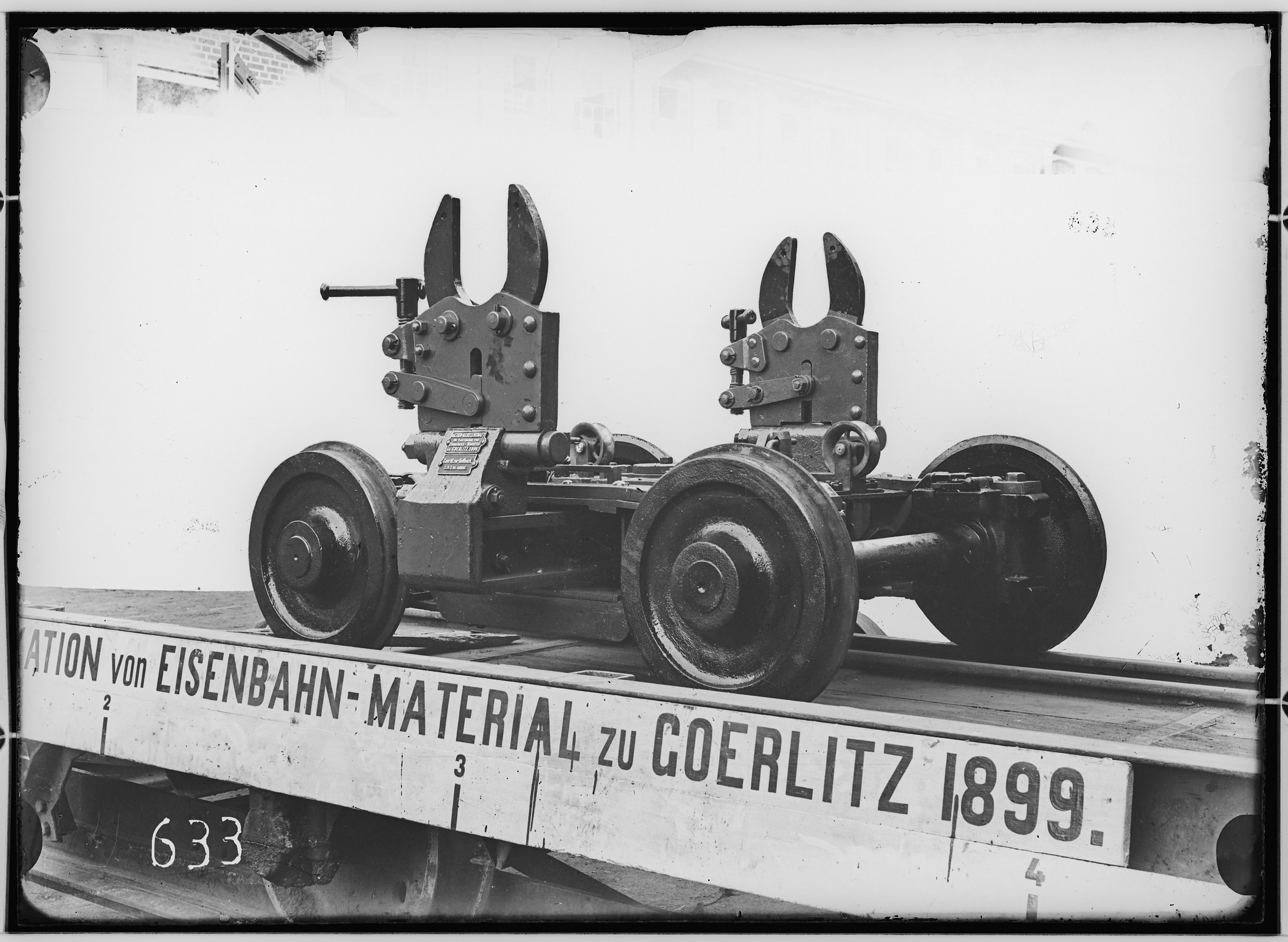 Fotografie: zweiachsiger Rollbock ohne Bremse, 1899 (Schenkung der Bombardier Transportation, Werk Görlitz | Eigentum/Sammlung der Verkehrsmuseums Dresden gGmbH CC BY-NC-SA)