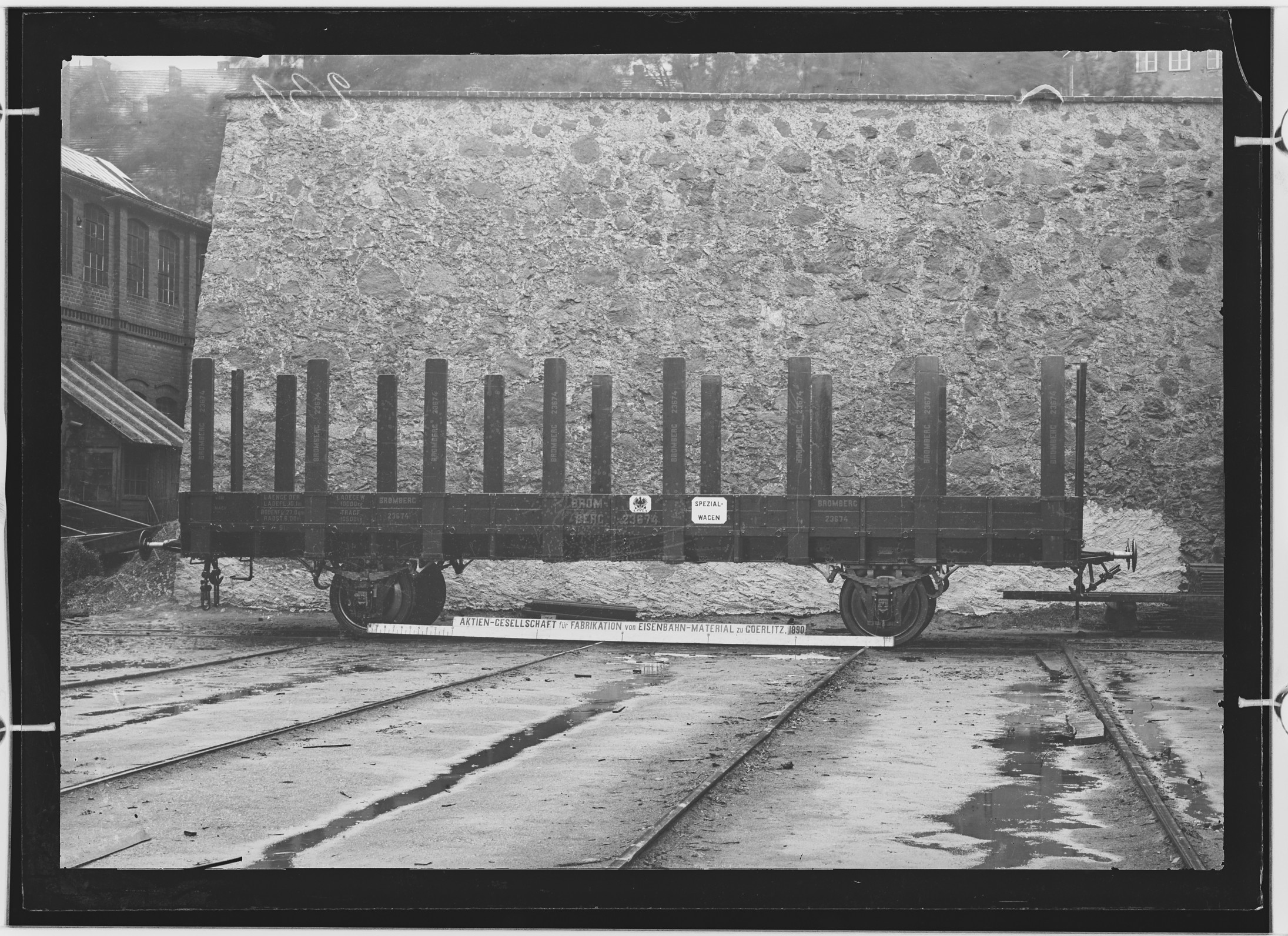 Fotografie: zweiachsiger Rungenwagen, 1890 (Schenkung der Bombardier Transportation, Werk Görlitz | Eigentum/Sammlung der Verkehrsmuseums Dresden gGmbH CC BY-NC-SA)