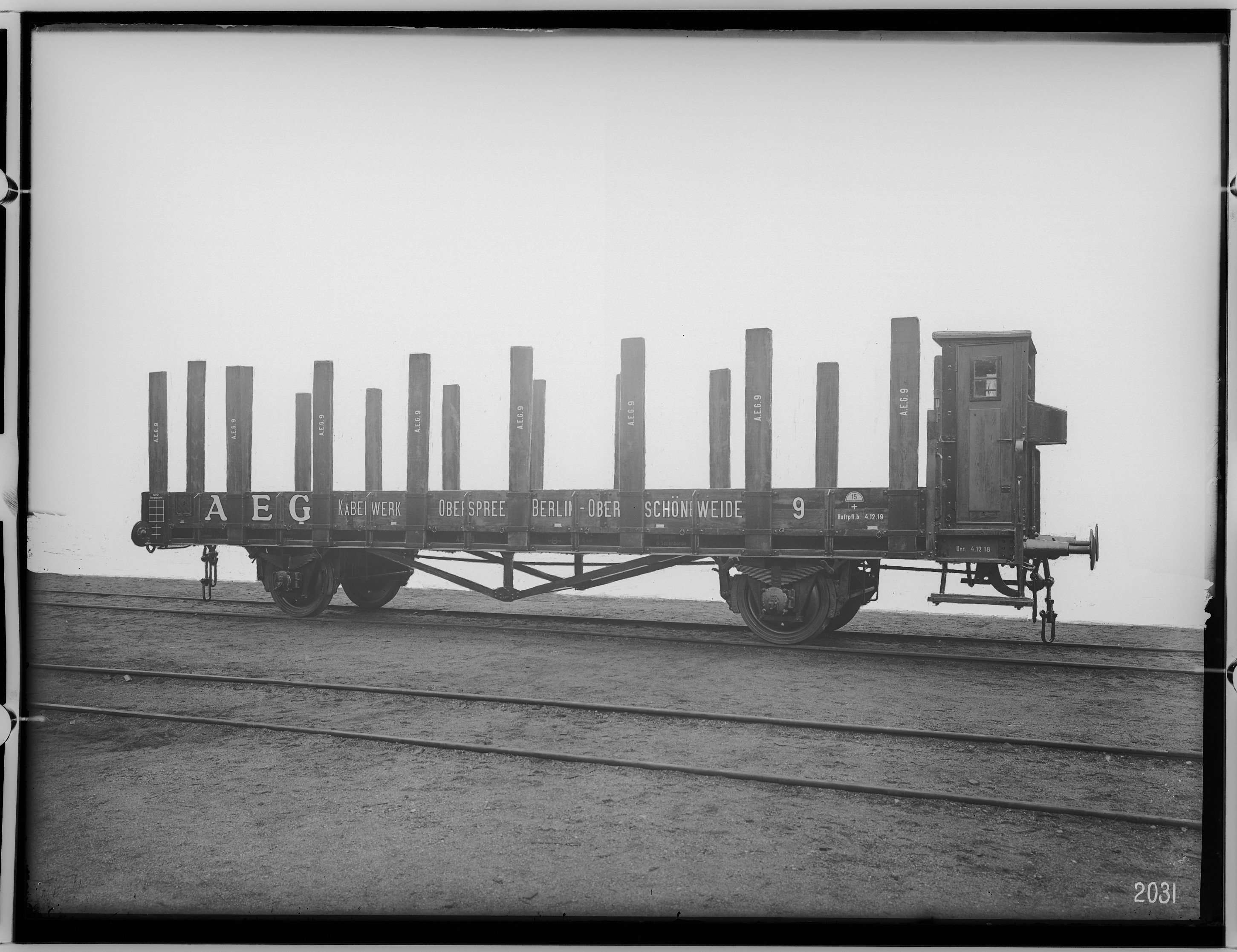 Fotografie: zweiachsiger Rungenwagen, 1918 (Schenkung der Bombardier Transportation, Werk Görlitz | Eigentum/Sammlung der Verkehrsmuseums Dresden gGmbH CC BY-NC-SA)