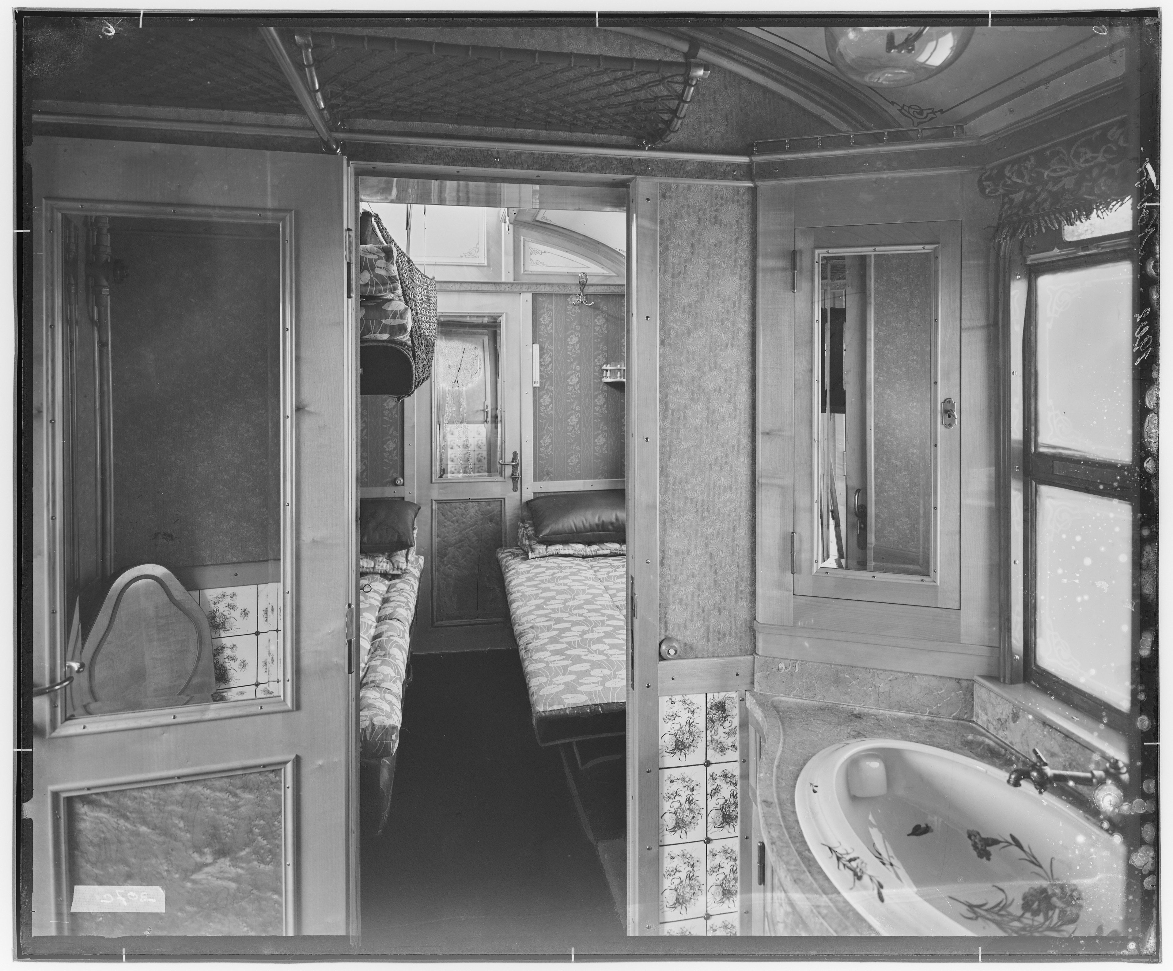 Fotografie: zweiachsiger Salonwagen (Waschraum) 1893 (Schenkung der Bombardier Transportation, Werk Görlitz | Eigentum/Sammlung der Verkehrsmuseums Dresden gGmbH CC BY-NC-SA)