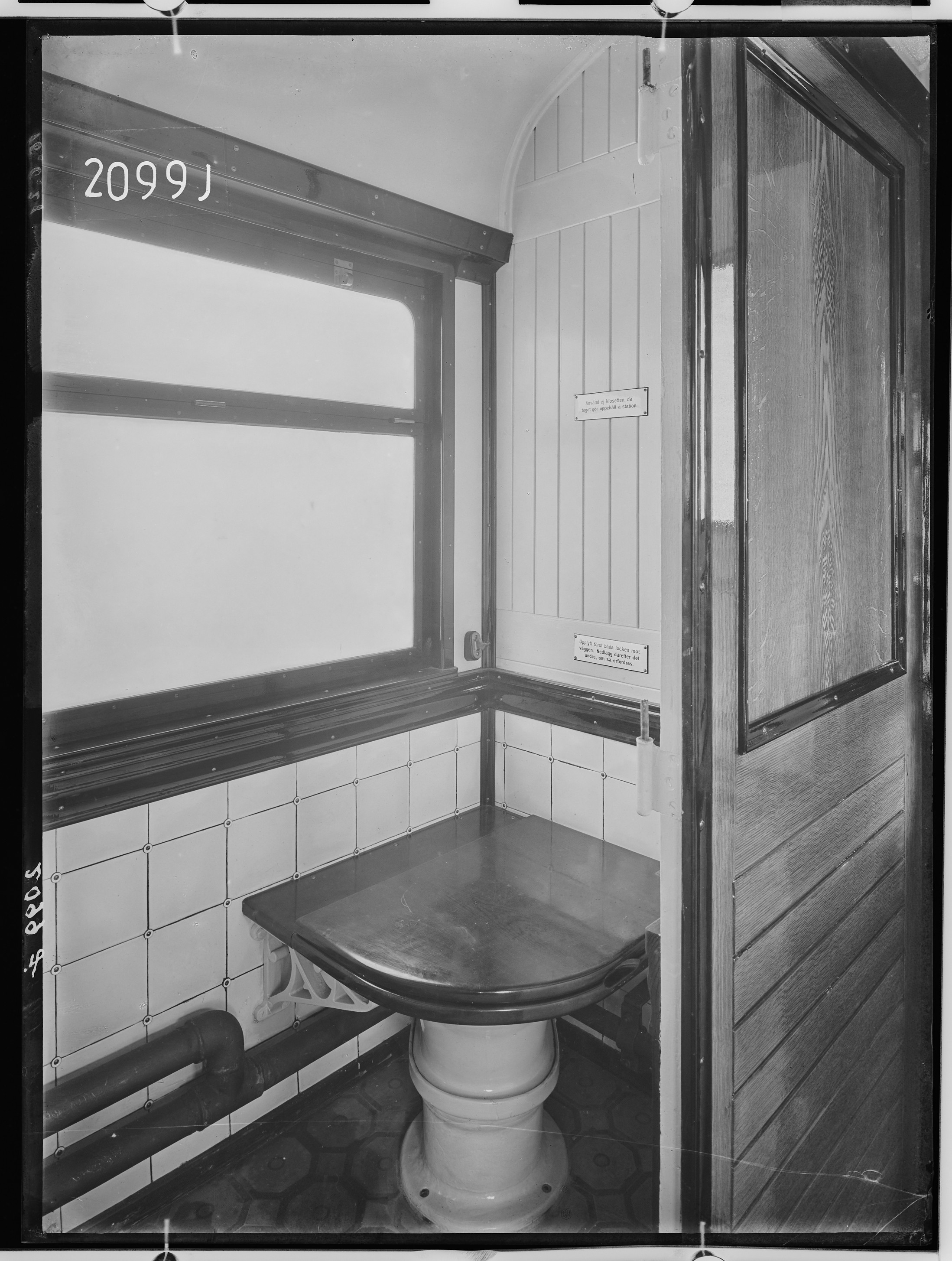 Fotografie: zweiachsiger schwedischer Personenwagen dritte Klasse (Abortraum), 1921 (Schenkung der Bombardier Transportation, Werk Görlitz | Eigentum/Sammlung der Verkehrsmuseums Dresden gGmbH CC BY-NC-SA)