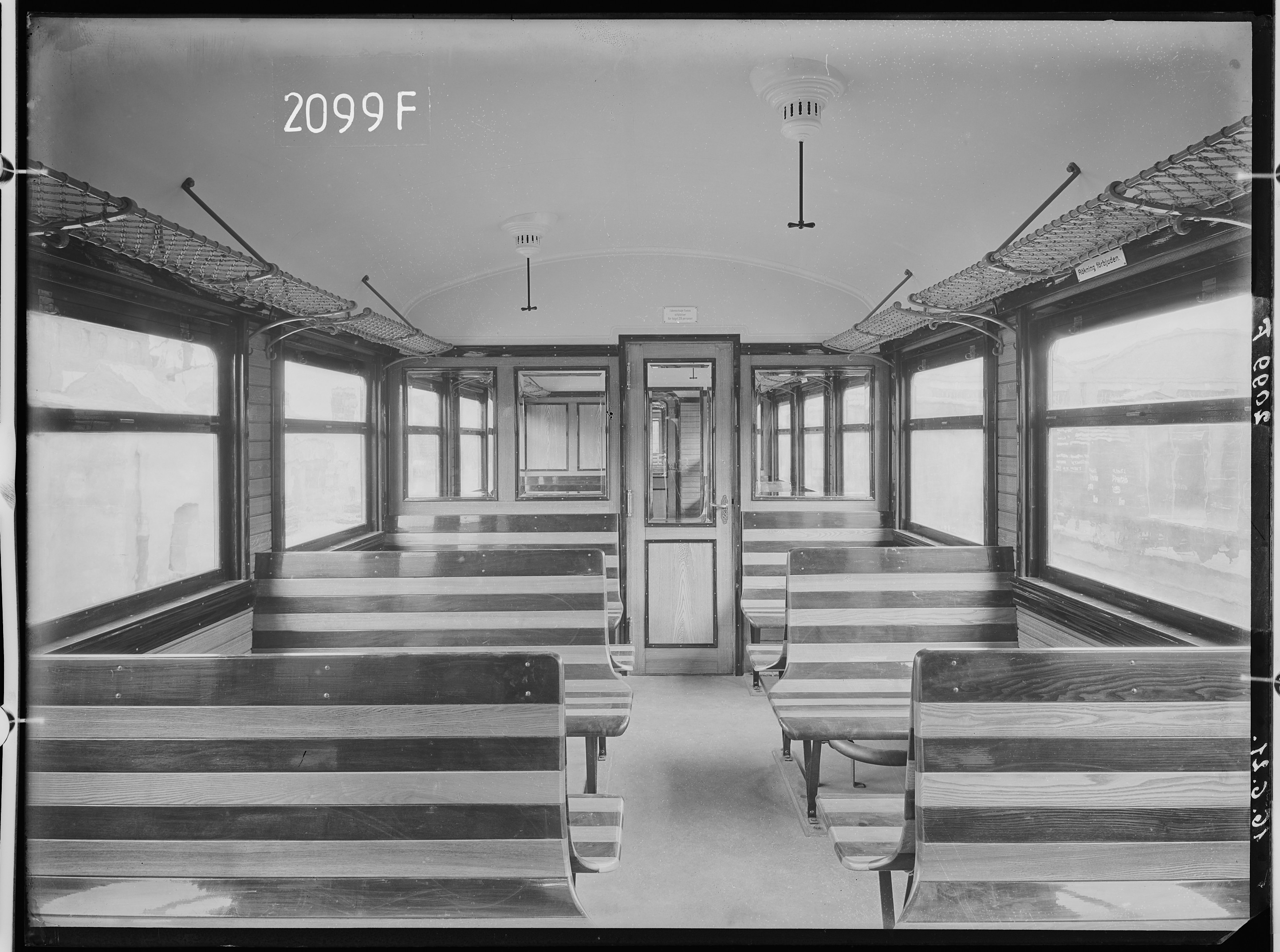 Fotografie: zweiachsiger schwedischer Personenwagen dritte Klasse (Innenansicht I), 1921 (Schenkung der Bombardier Transportation, Werk Görlitz | Eigentum/Sammlung der Verkehrsmuseums Dresden gGmbH CC BY-NC-SA)