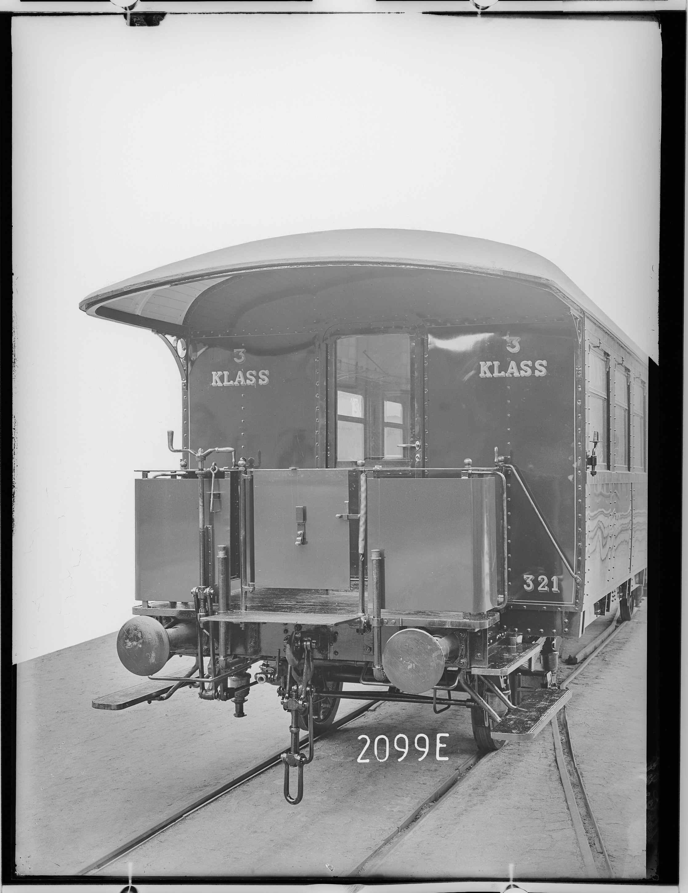 Fotografie: zweiachsiger schwedischer Personenwagen dritte Klasse (Stirnansicht), 1921 (Schenkung der Bombardier Transportation, Werk Görlitz | Eigentum/Sammlung der Verkehrsmuseums Dresden gGmbH CC BY-NC-SA)