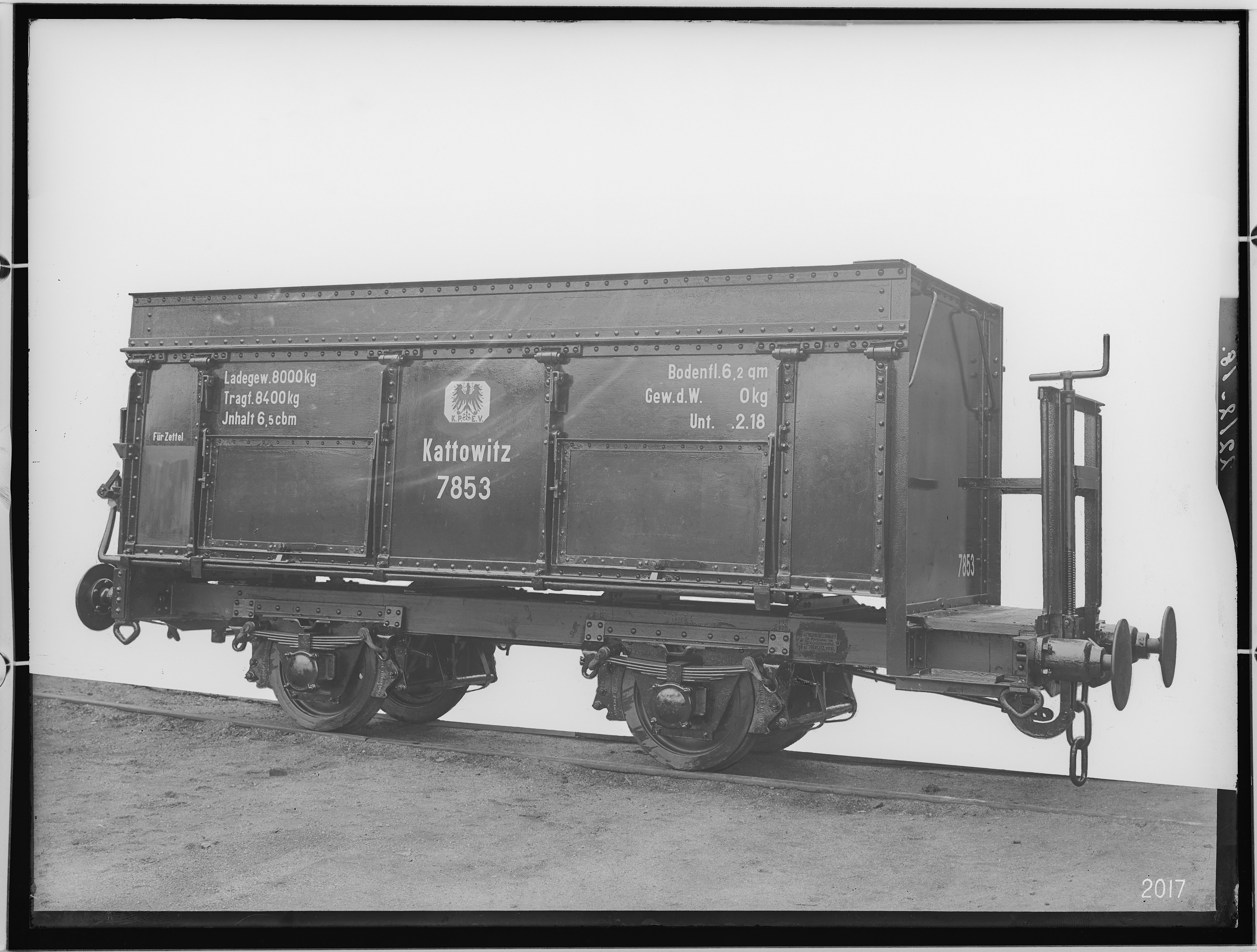Fotografie: zweiachsiger Selbstentladewagen Bauart Thiel, 1918 (Schenkung der Bombardier Transportation, Werk Görlitz | Eigentum/Sammlung der Verkehrsmuseums Dresden gGmbH CC BY-NC-SA)