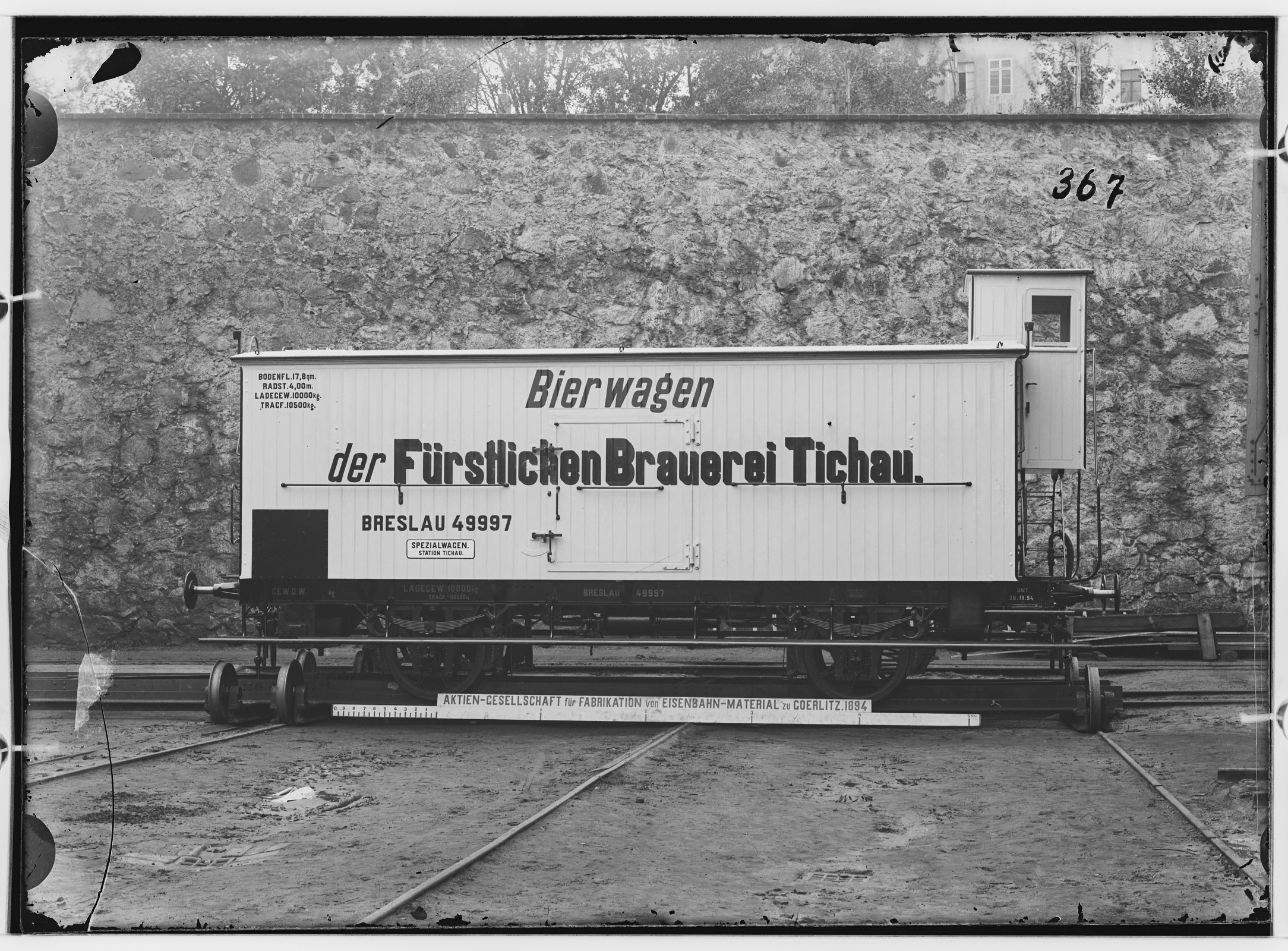 Fotografie: zweiachsiger Spezial-Biertransportwagen mit Bremshäuschen, 1894 (Schenkung der Bombardier Transportation, Werk Görlitz | Eigentum/Sammlung der Verkehrsmuseums Dresden gGmbH CC BY-NC-SA)