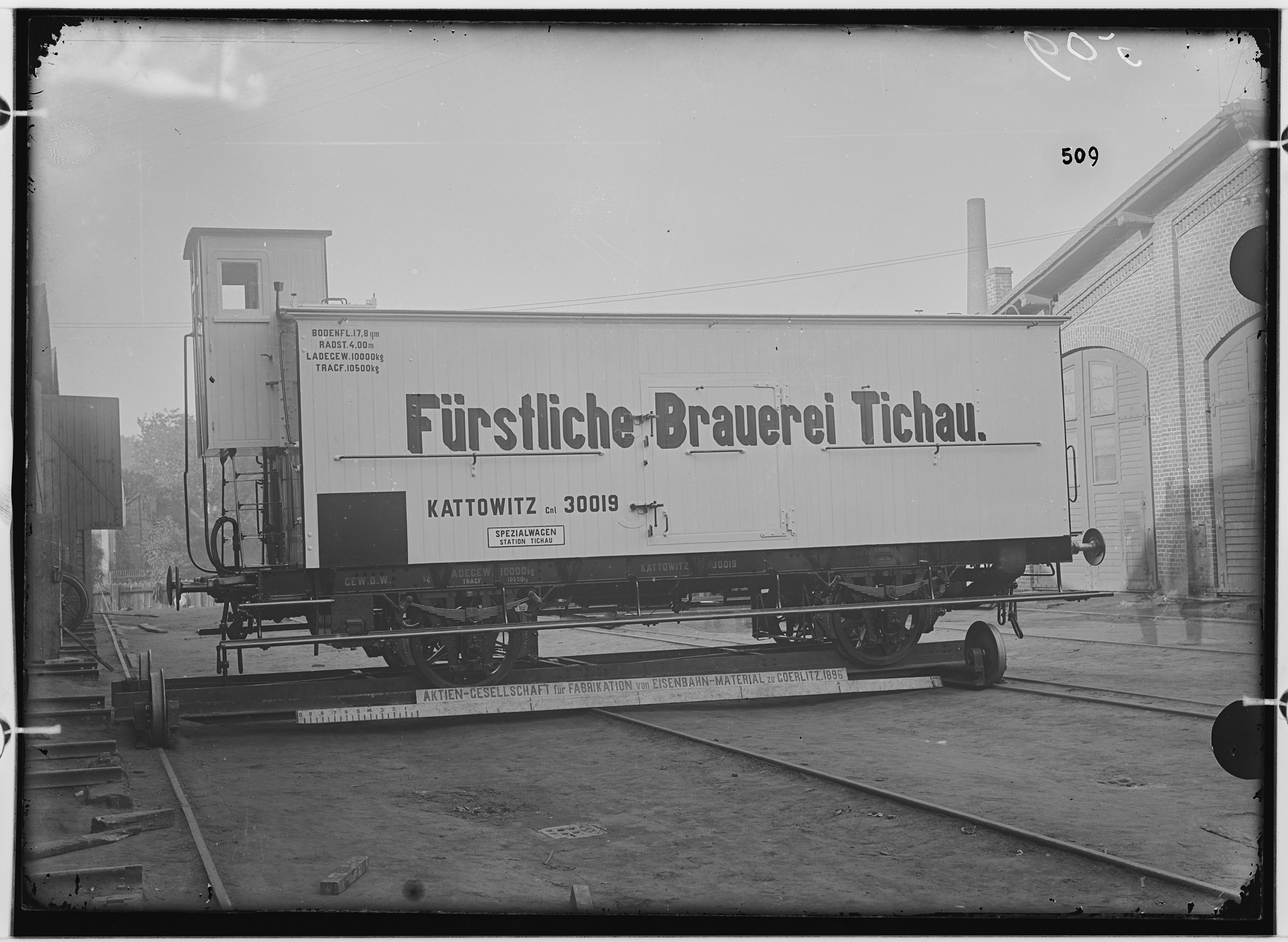 Fotografie: zweiachsiger Spezial-Biertransportwagen mit Bremshäuschen, 1894 (Schenkung der Bombardier Transportation, Werk Görlitz | Eigentum/Sammlung der Verkehrsmuseums Dresden gGmbH CC BY-NC-SA)