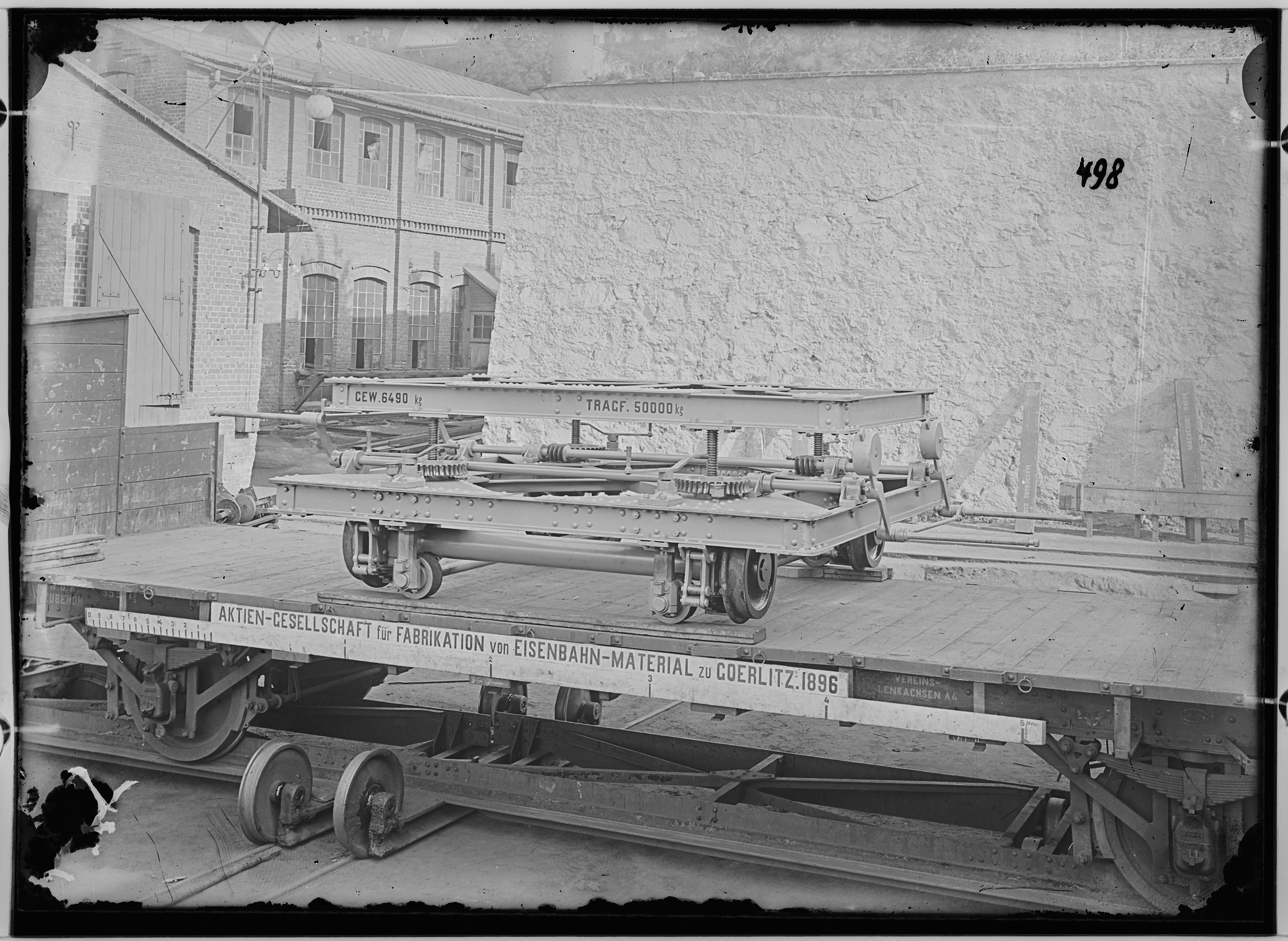 Fotografie: zweiachsiger Spezial-Transportvorrichtungswagen (Längsansicht II), 1896 (Schenkung der Bombardier Transportation, Werk Görlitz | Eigentum/Sammlung der Verkehrsmuseums Dresden gGmbH CC BY-NC-SA)