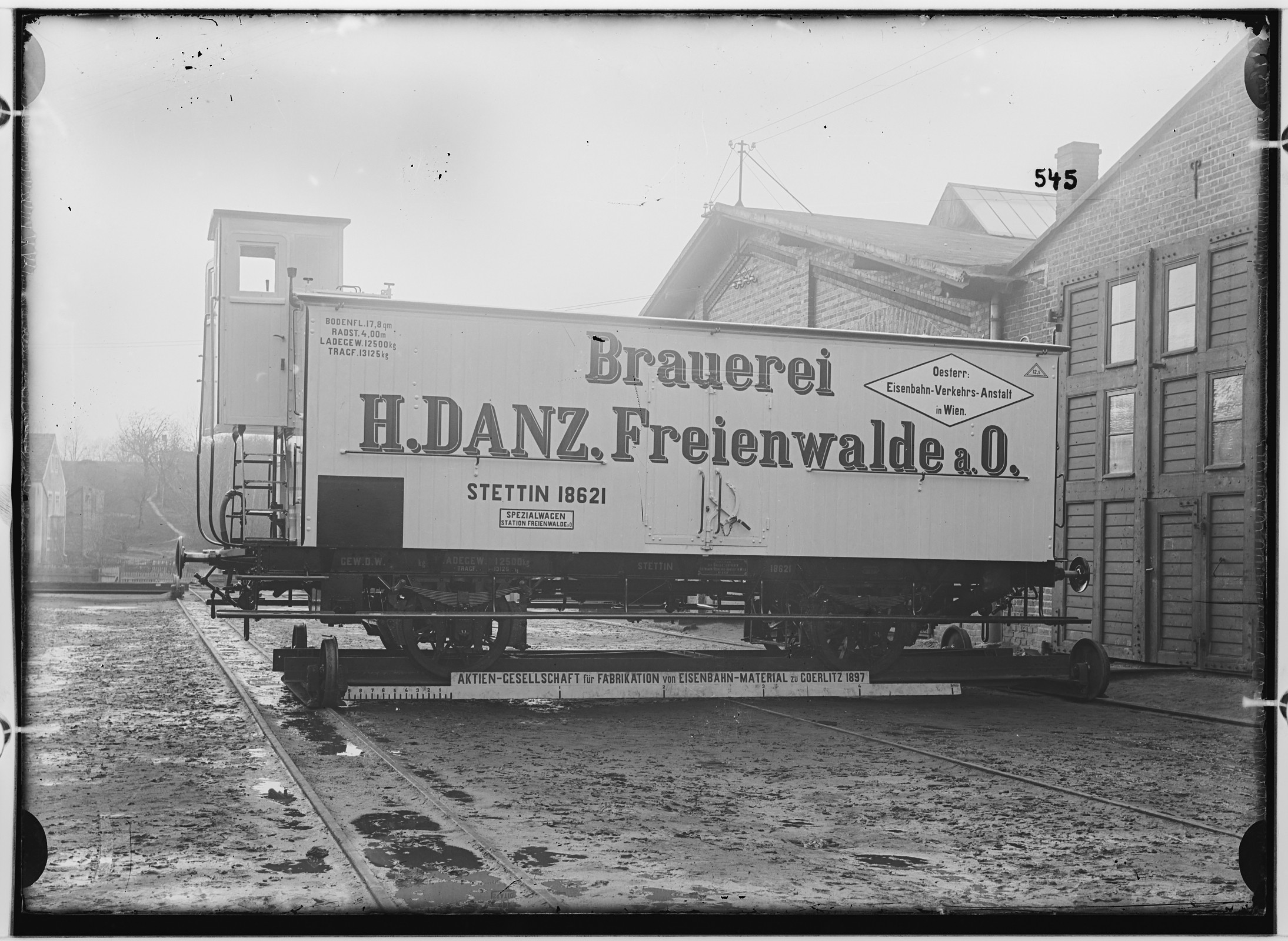 Fotografie: zweiachsiger Spezial-Transportwagen für Bier, 1897 (Schenkung der Bombardier Transportation, Werk Görlitz | Eigentum/Sammlung der Verkehrsmuseums Dresden gGmbH CC BY-NC-SA)