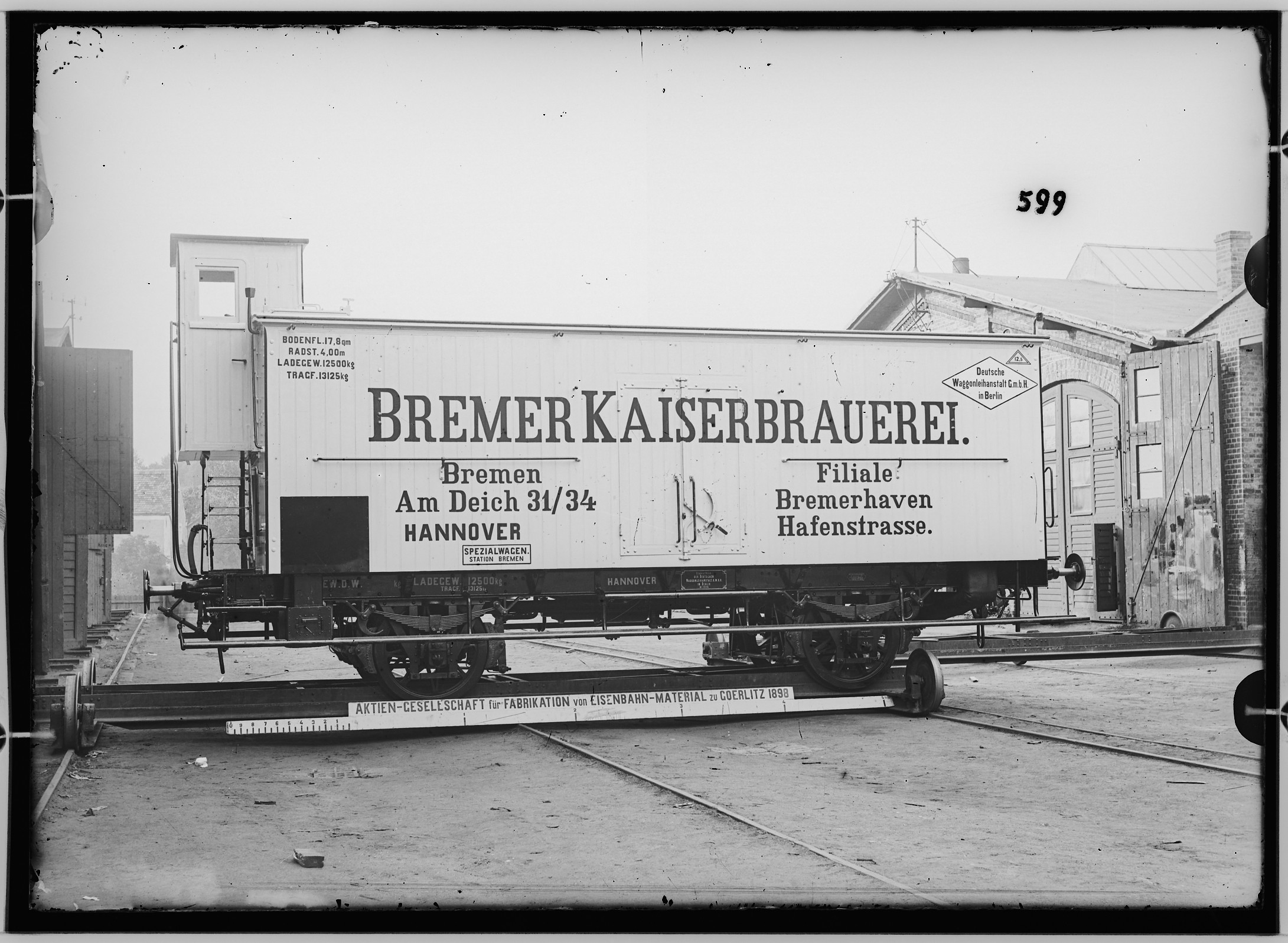 Fotografie: zweiachsiger Spezialwagen für Biertransport, 1898 (Schenkung der Bombardier Transportation, Werk Görlitz | Eigentum/Sammlung der Verkehrsmuseums Dresden gGmbH CC BY-NC-SA)