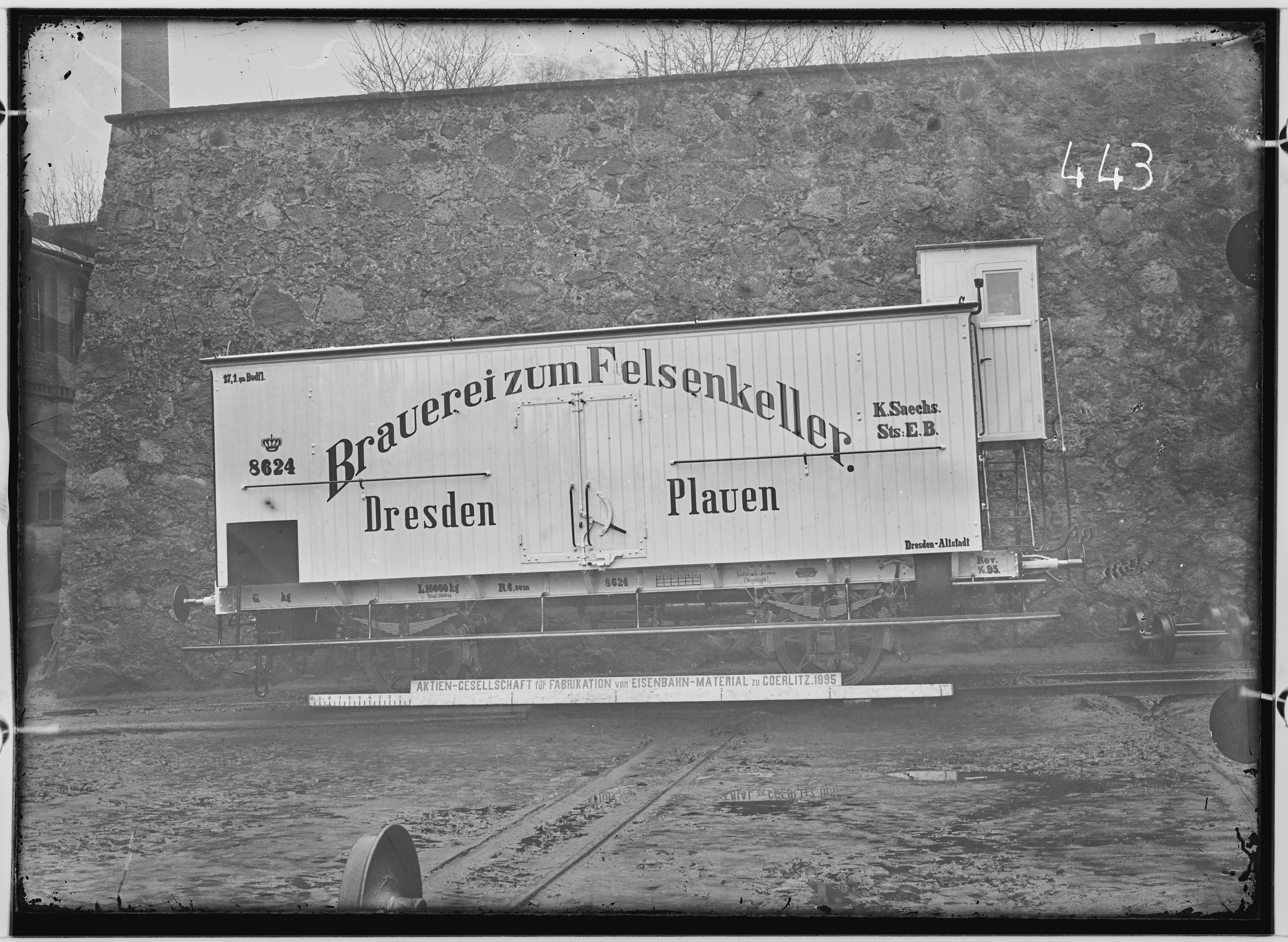 Fotografie: zweiachsiger Spezialwagen für Biertransport mit Bremshäuschen, 1893 (Schenkung der Bombardier Transportation, Werk Görlitz | Eigentum/Sammlung der Verkehrsmuseums Dresden gGmbH CC BY-NC-SA)