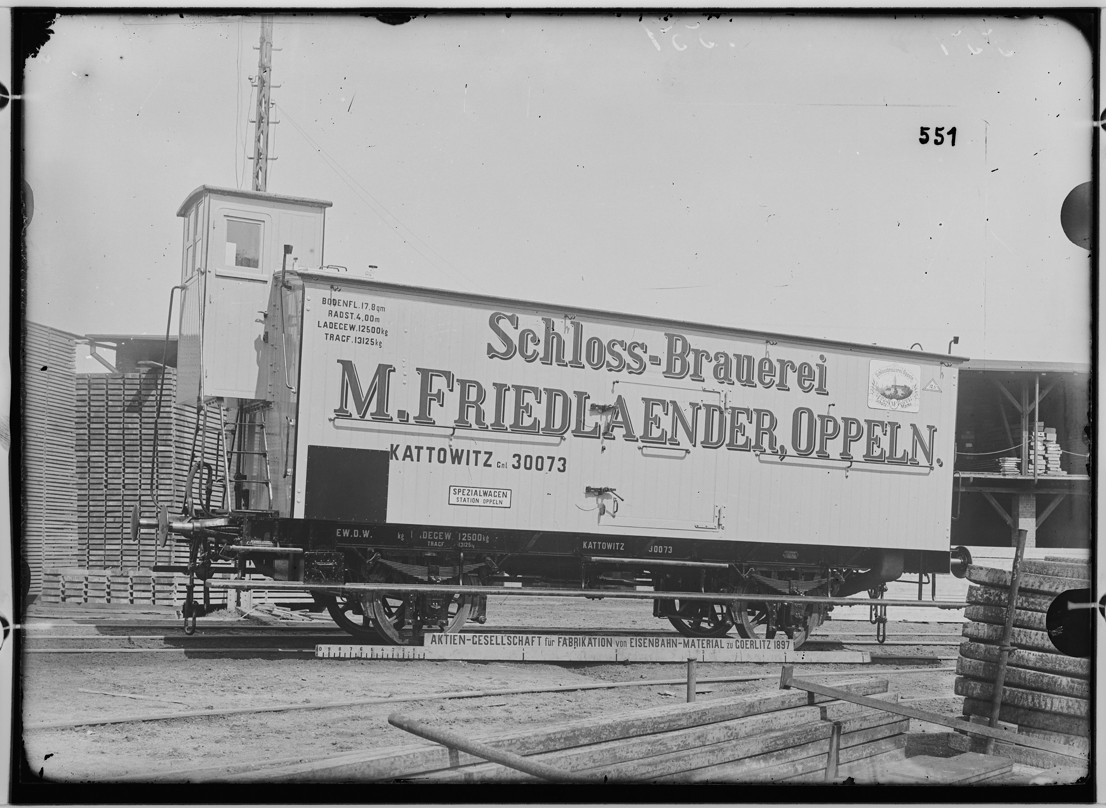 Fotografie: zweiachsiger Spezialwagen für Biertransport mit Bremshäuschen, 1897 (Schenkung der Bombardier Transportation, Werk Görlitz | Eigentum/Sammlung der Verkehrsmuseums Dresden gGmbH CC BY-NC-SA)