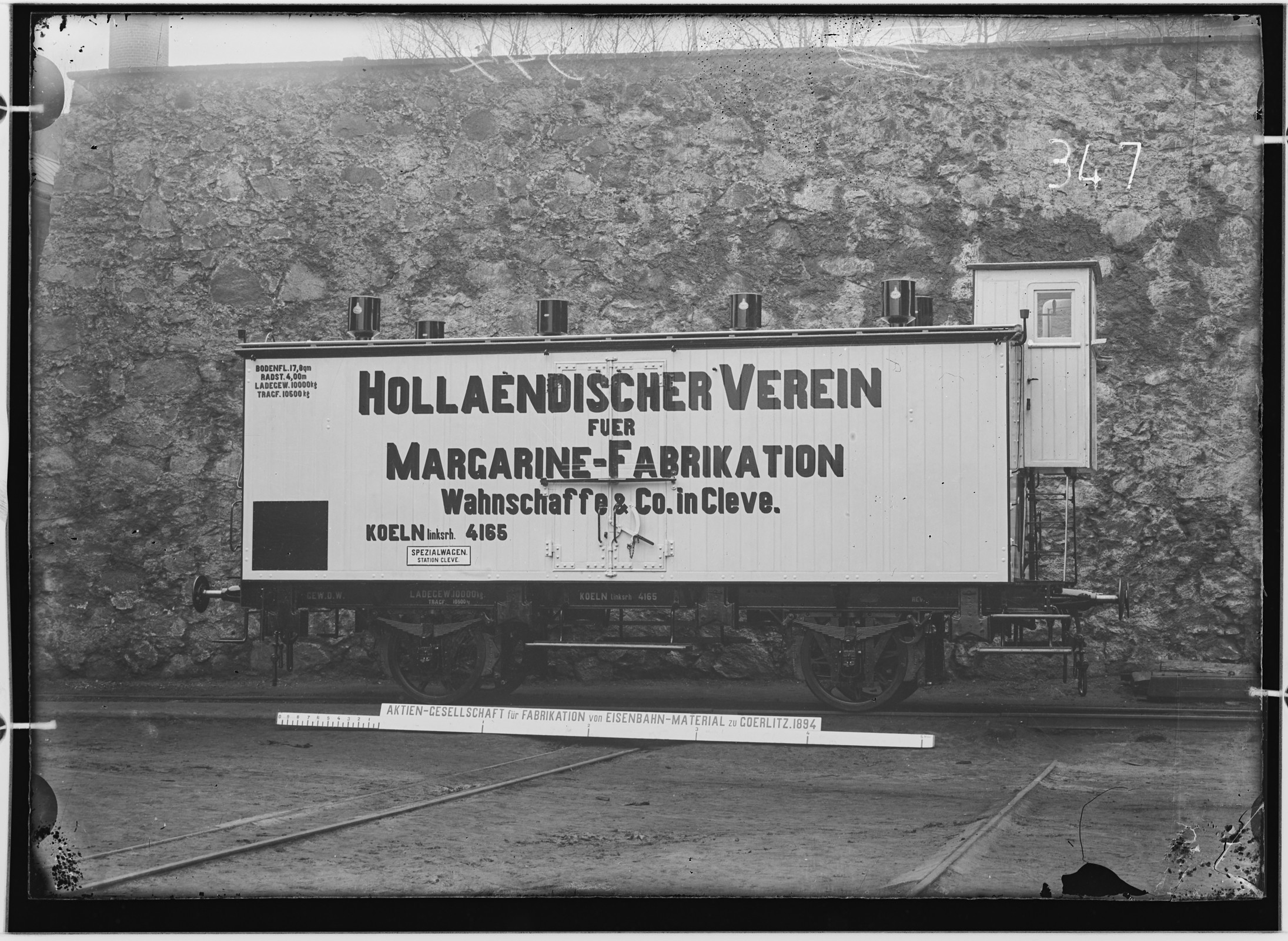 Fotografie: zweiachsiger Spezialwagen für Margarine-Transport mit Handbremse, 1894 (Schenkung der Bombardier Transportation, Werk Görlitz | Eigentum/Sammlung der Verkehrsmuseums Dresden gGmbH CC BY-NC-SA)