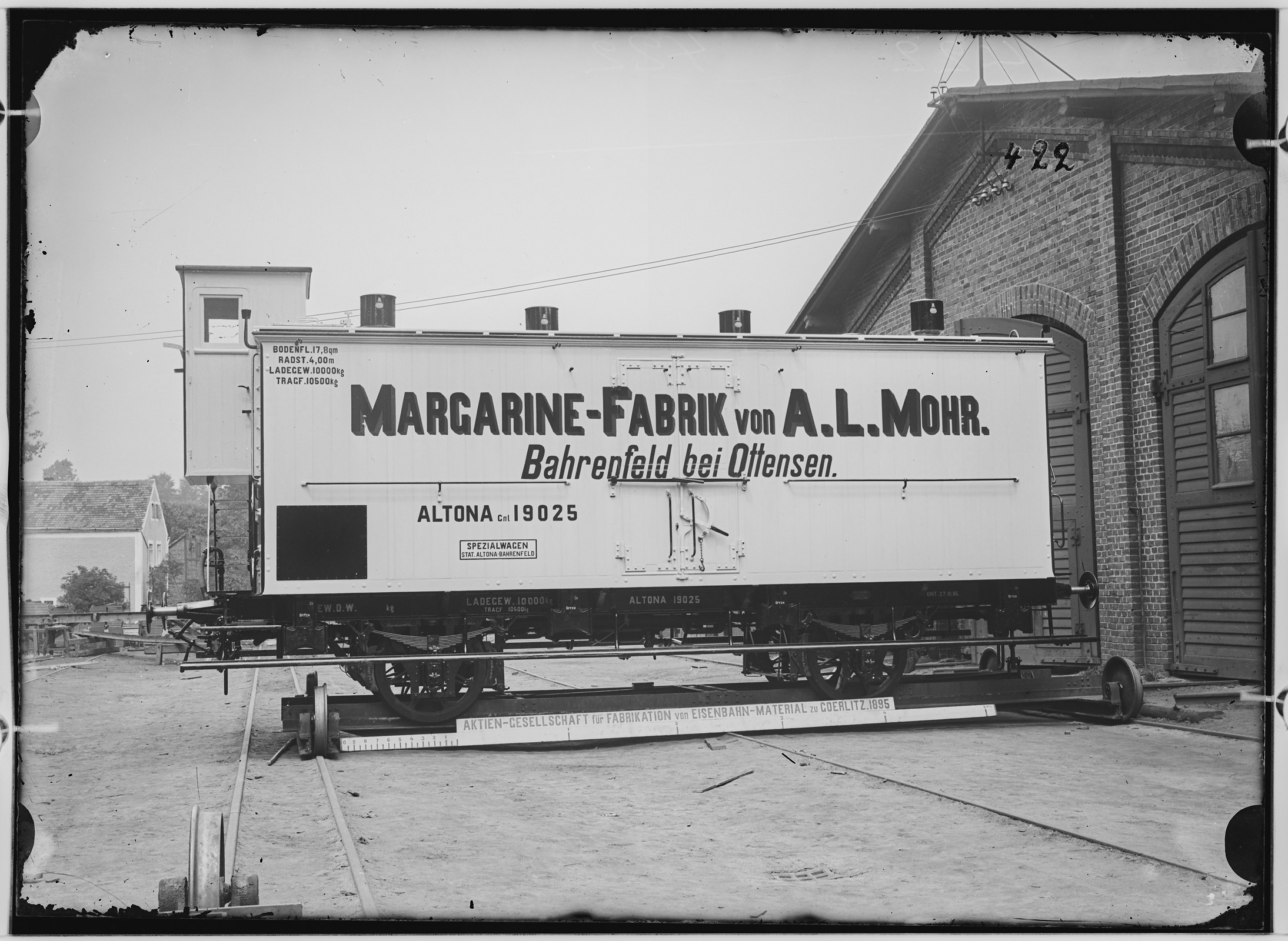 Fotografie: zweiachsiger Spezialwagen für Margarinetransport mit Bremshäuschen, 1890 (Schenkung der Bombardier Transportation, Werk Görlitz | Eigentum/Sammlung der Verkehrsmuseums Dresden gGmbH CC BY-NC-SA)