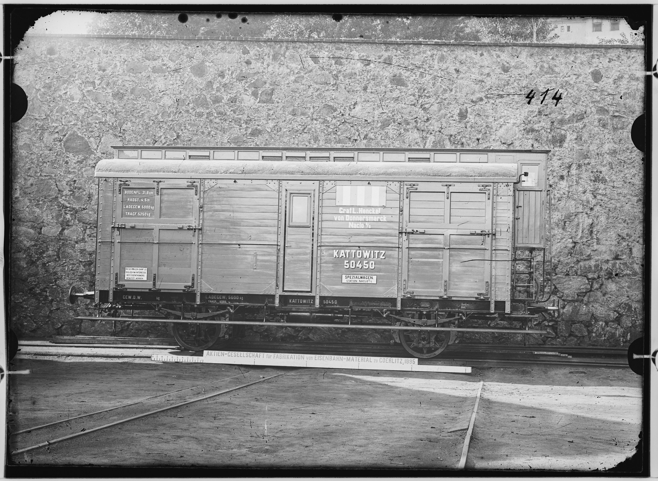 Fotografie: zweiachsiger Spezialwagen für Pferdetransporte mit Bremshäuschen, 1895 (Schenkung der Bombardier Transportation, Werk Görlitz | Eigentum/Sammlung der Verkehrsmuseums Dresden gGmbH CC BY-NC-SA)