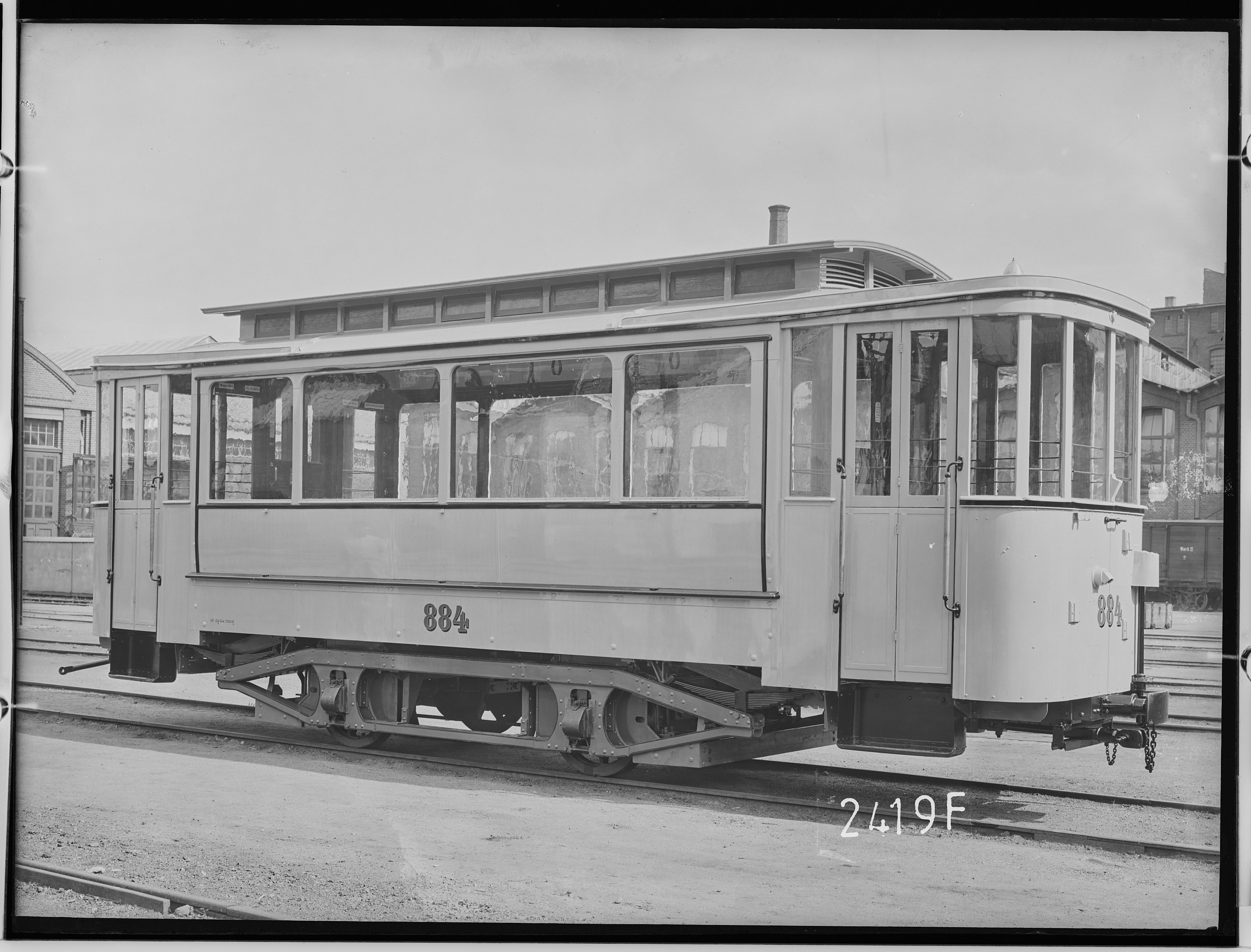 Fotografie: zweiachsiger Straßenbahn-Anhängewagen (Außenansicht), 1925 (Schenkung der Bombardier Transportation, Werk Görlitz | Eigentum/Sammlung der Verkehrsmuseums Dresden gGmbH CC BY-NC-SA)