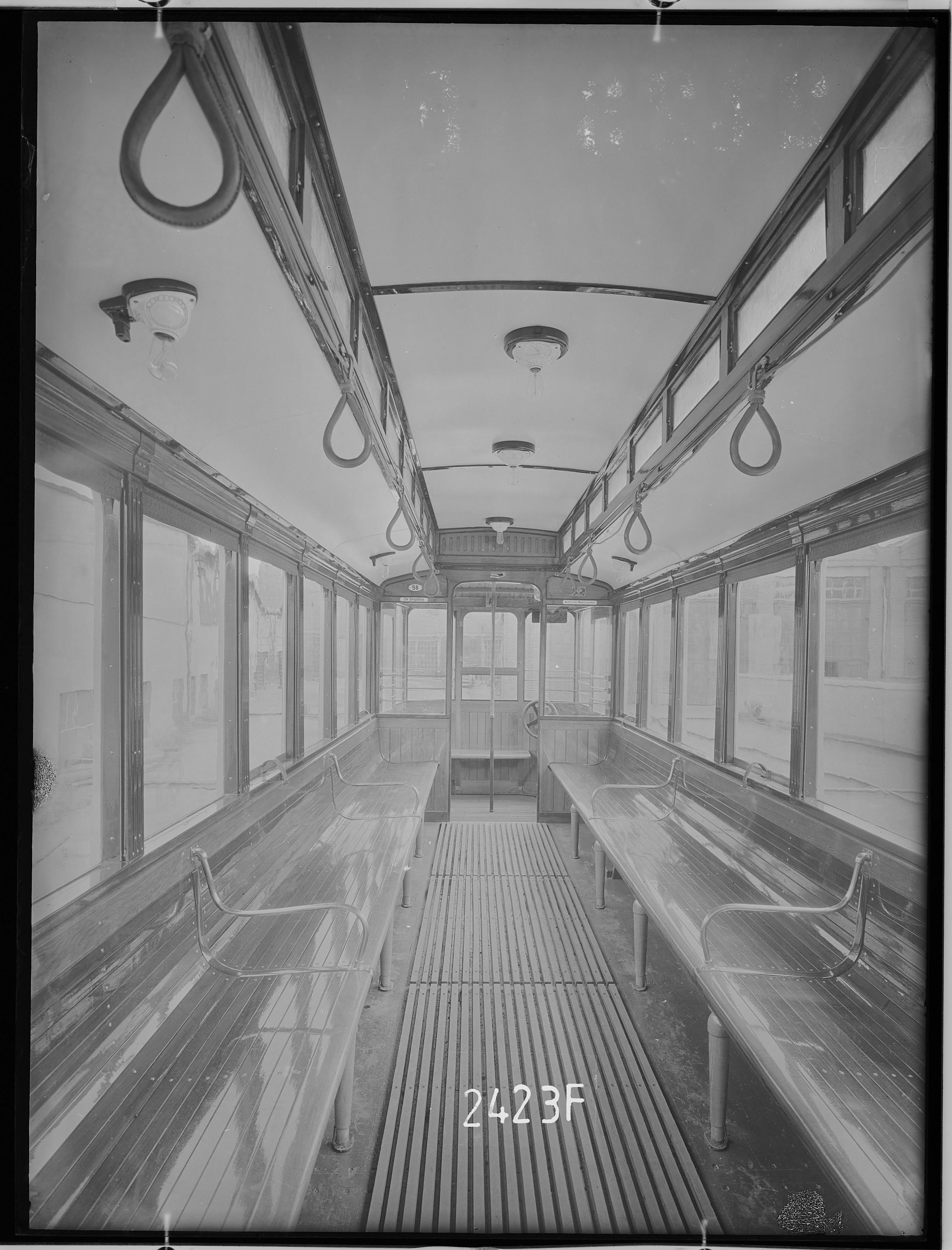 Fotografie: zweiachsiger Straßenbahn-Anhängewagen (Innenansicht), 1925 (Schenkung der Bombardier Transportation, Werk Görlitz | Eigentum/Sammlung der Verkehrsmuseums Dresden gGmbH CC BY-NC-SA)