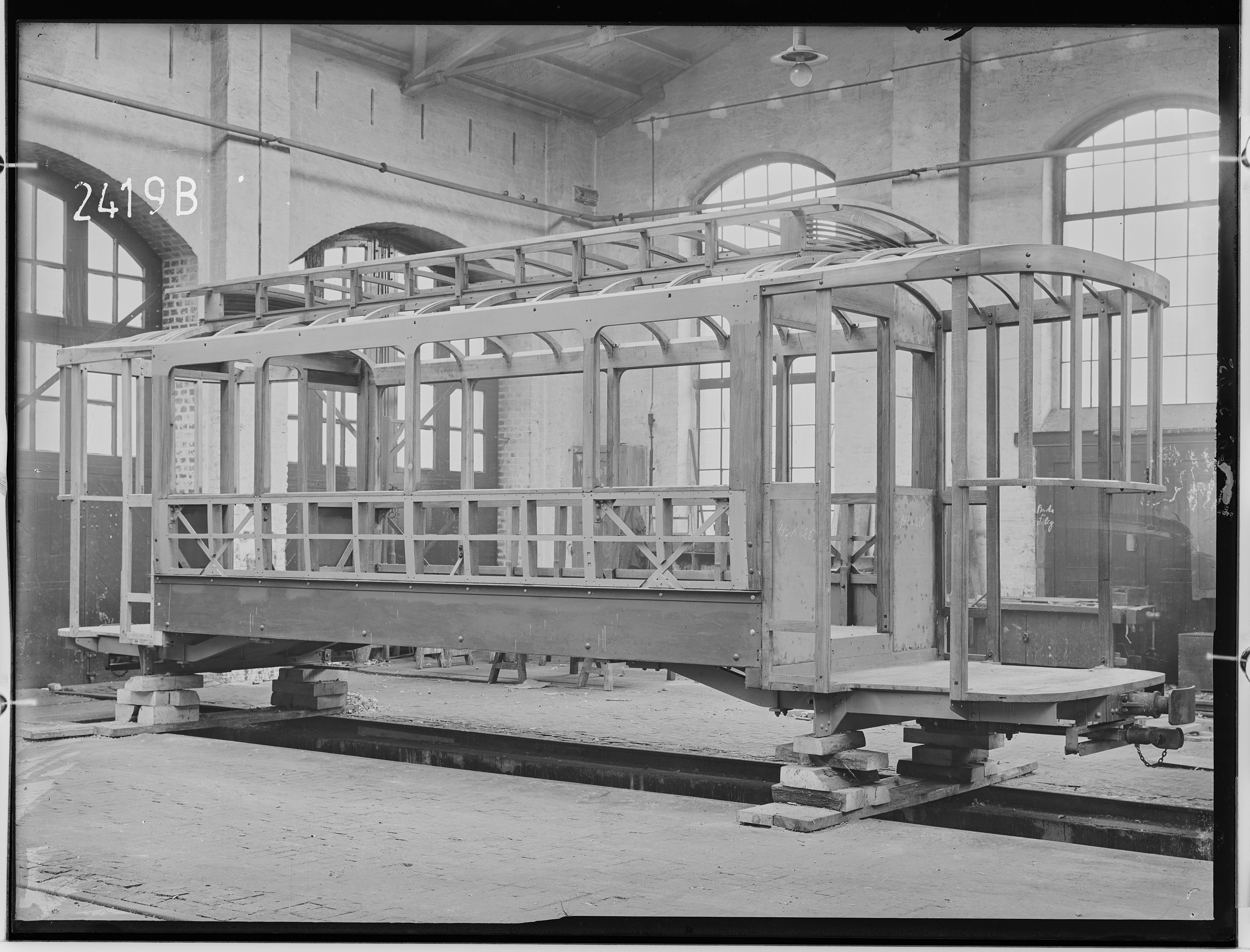 Fotografie: zweiachsiger Straßenbahn-Anhängewagen (Kastengerippe), 1925 (Schenkung der Bombardier Transportation, Werk Görlitz | Eigentum/Sammlung der Verkehrsmuseums Dresden gGmbH CC BY-NC-SA)