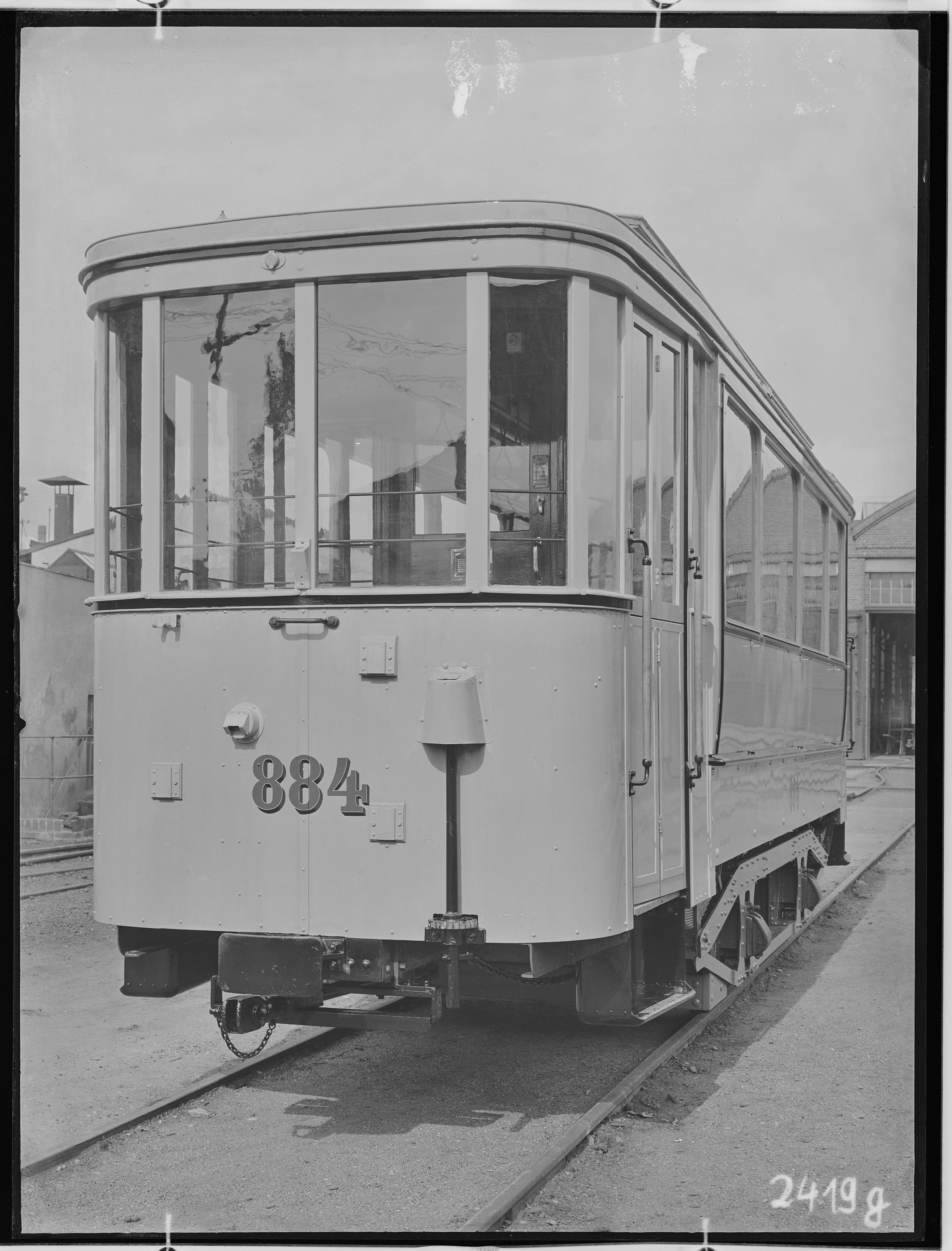 Fotografie: zweiachsiger Straßenbahn-Anhängewagen (Stirnansicht), 1925 (Schenkung der Bombardier Transportation, Werk Görlitz | Eigentum/Sammlung der Verkehrsmuseums Dresden gGmbH CC BY-NC-SA)