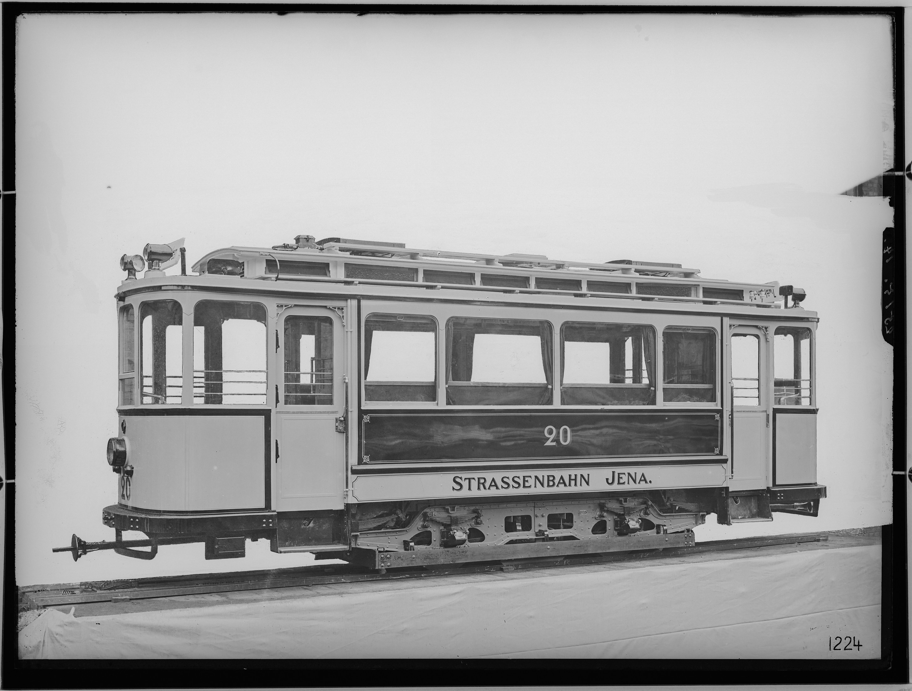 Fotografie: zweiachsiger Straßenbahn-Triebwagen (Spurweite: 1000 mm), 1914 (Schenkung der Bombardier Transportation, Werk Görlitz | Eigentum/Sammlung der Verkehrsmuseums Dresden gGmbH CC BY-NC-SA)