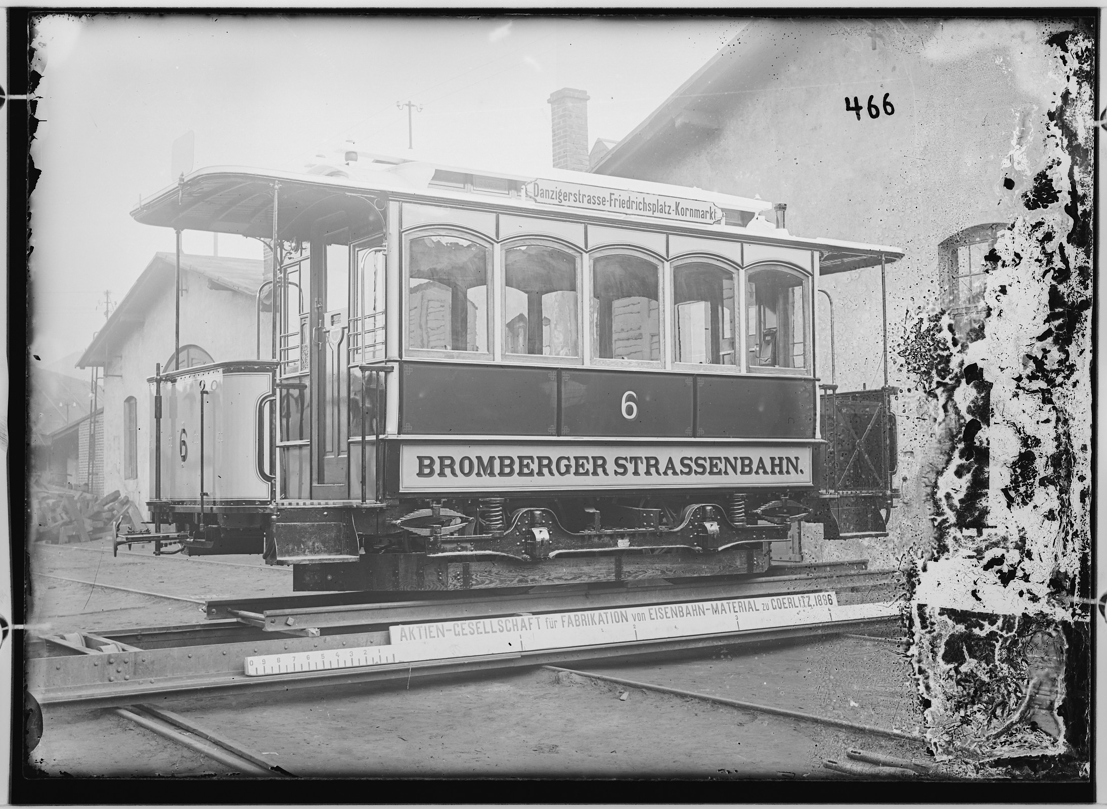 Fotografie: zweiachsiger Straßenbahnwagen, 1896 (Schenkung der Bombardier Transportation, Werk Görlitz | Eigentum/Sammlung der Verkehrsmuseums Dresden gGmbH CC BY-NC-SA)