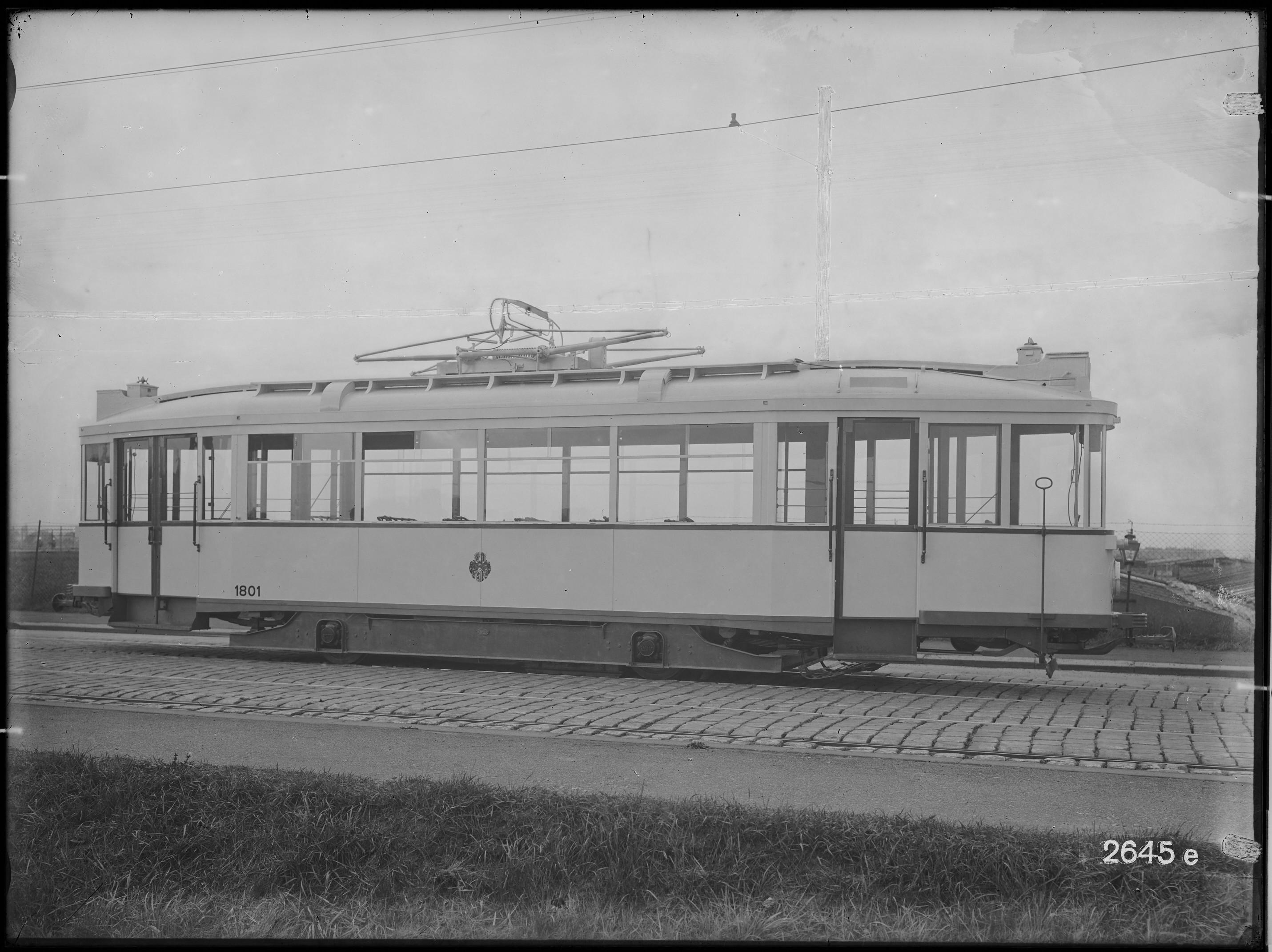 Fotografie: zweiachsiger Straßenbahnwagen "Hecht-Wagen" (Außenansicht II), 1934 (Schenkung der Bombardier Transportation, Werk Görlitz | Eigentum/Sammlung der Verkehrsmuseums Dresden gGmbH CC BY-NC-SA)