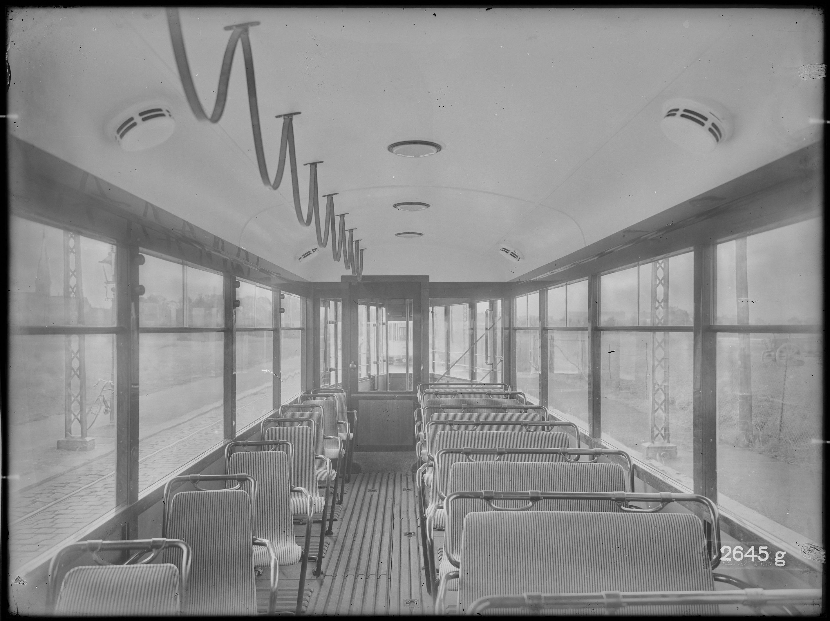 Fotografie: zweiachsiger Straßenbahnwagen "Hecht-Wagen" (Innenansicht II), 1934 (Schenkung der Bombardier Transportation, Werk Görlitz | Eigentum/Sammlung der Verkehrsmuseums Dresden gGmbH CC BY-NC-SA)