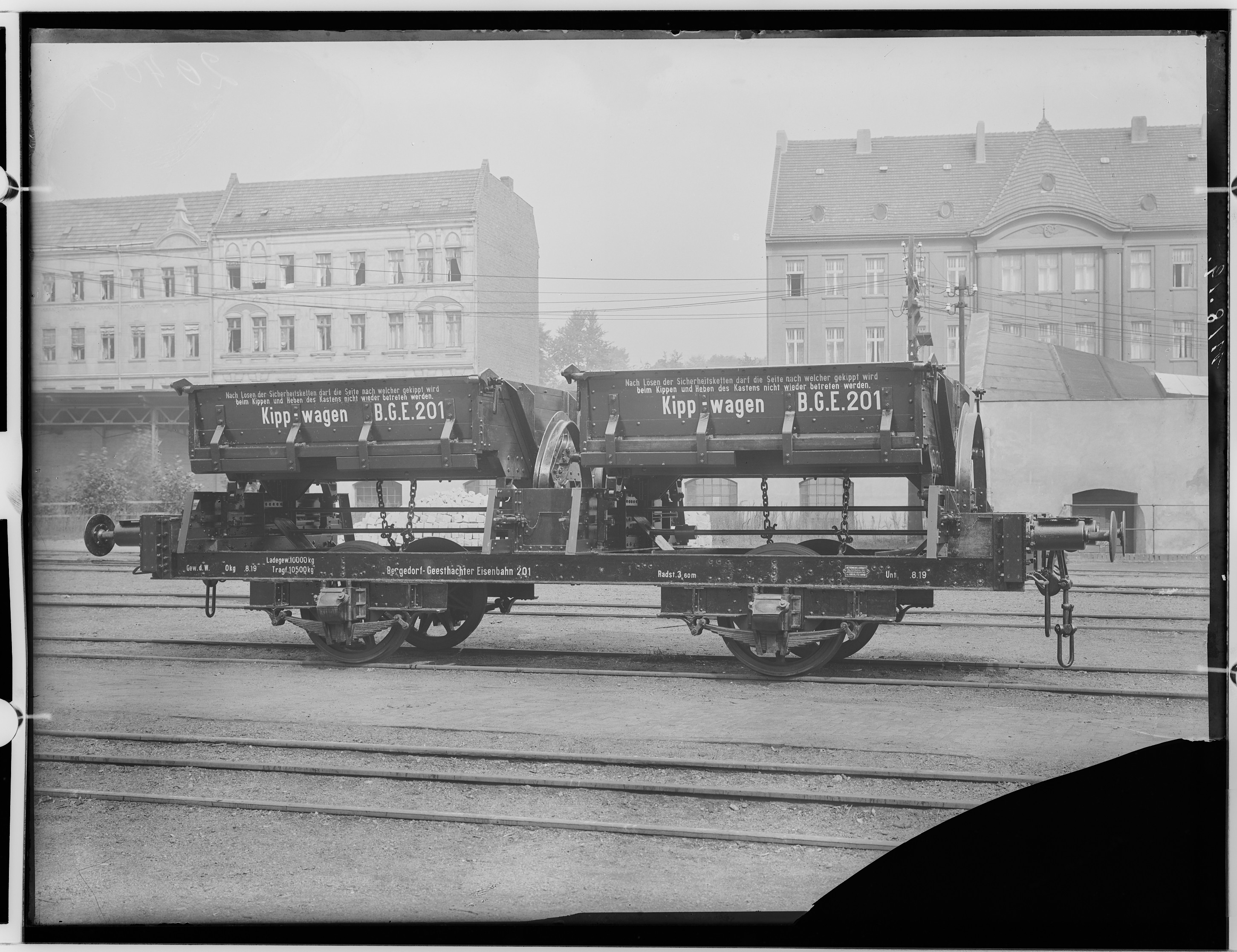 Fotografie: zweiachsiger Umbau-Kastenkippwagen (Seitenansicht II), 1919 (Schenkung der Bombardier Transportation, Werk Görlitz | Eigentum/Sammlung der Verkehrsmuseums Dresden gGmbH CC BY-NC-SA)