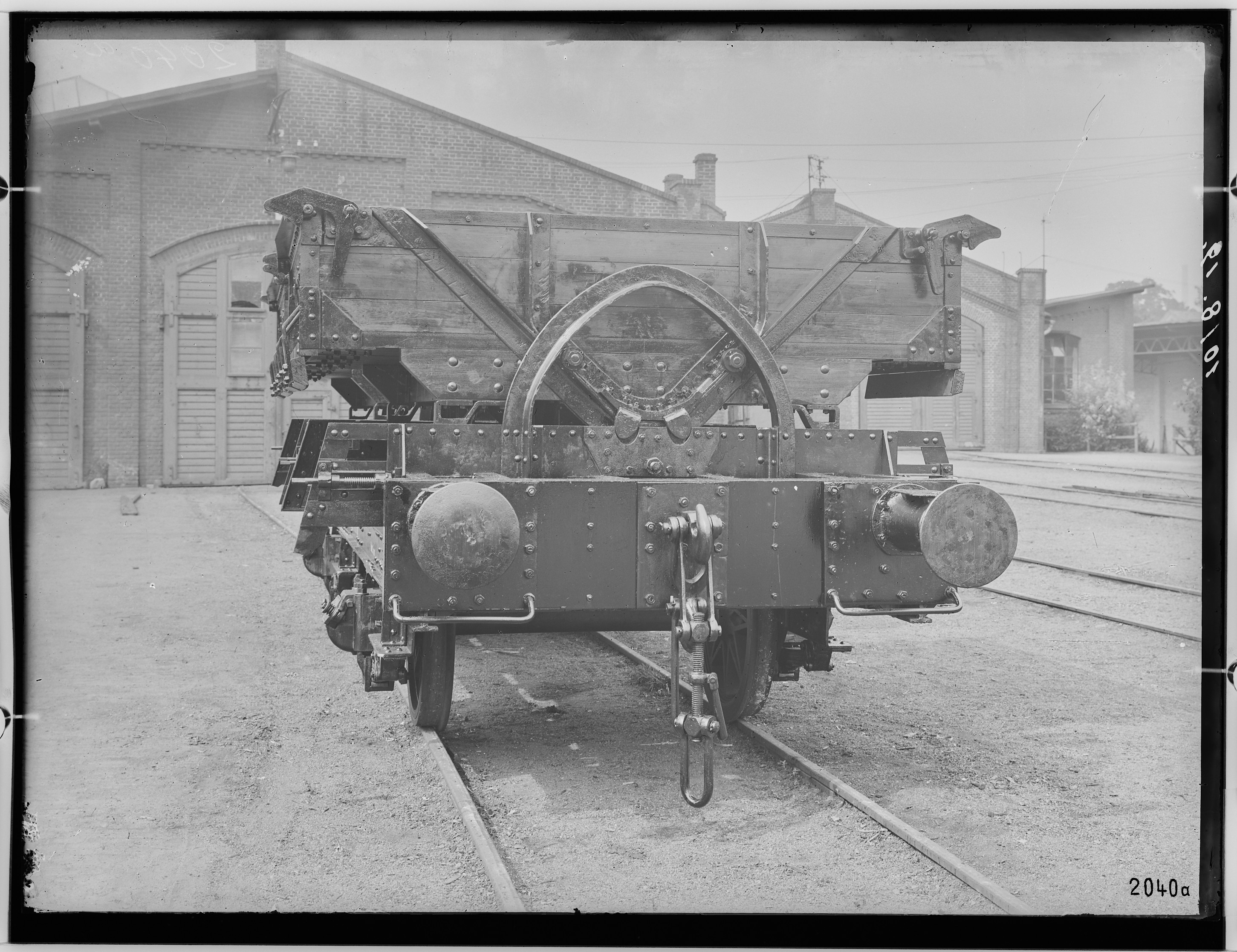 Fotografie: zweiachsiger Umbau-Kastenkippwagen (Stirnansicht), 1919 (Schenkung der Bombardier Transportation, Werk Görlitz | Eigentum/Sammlung der Verkehrsmuseums Dresden gGmbH CC BY-NC-SA)