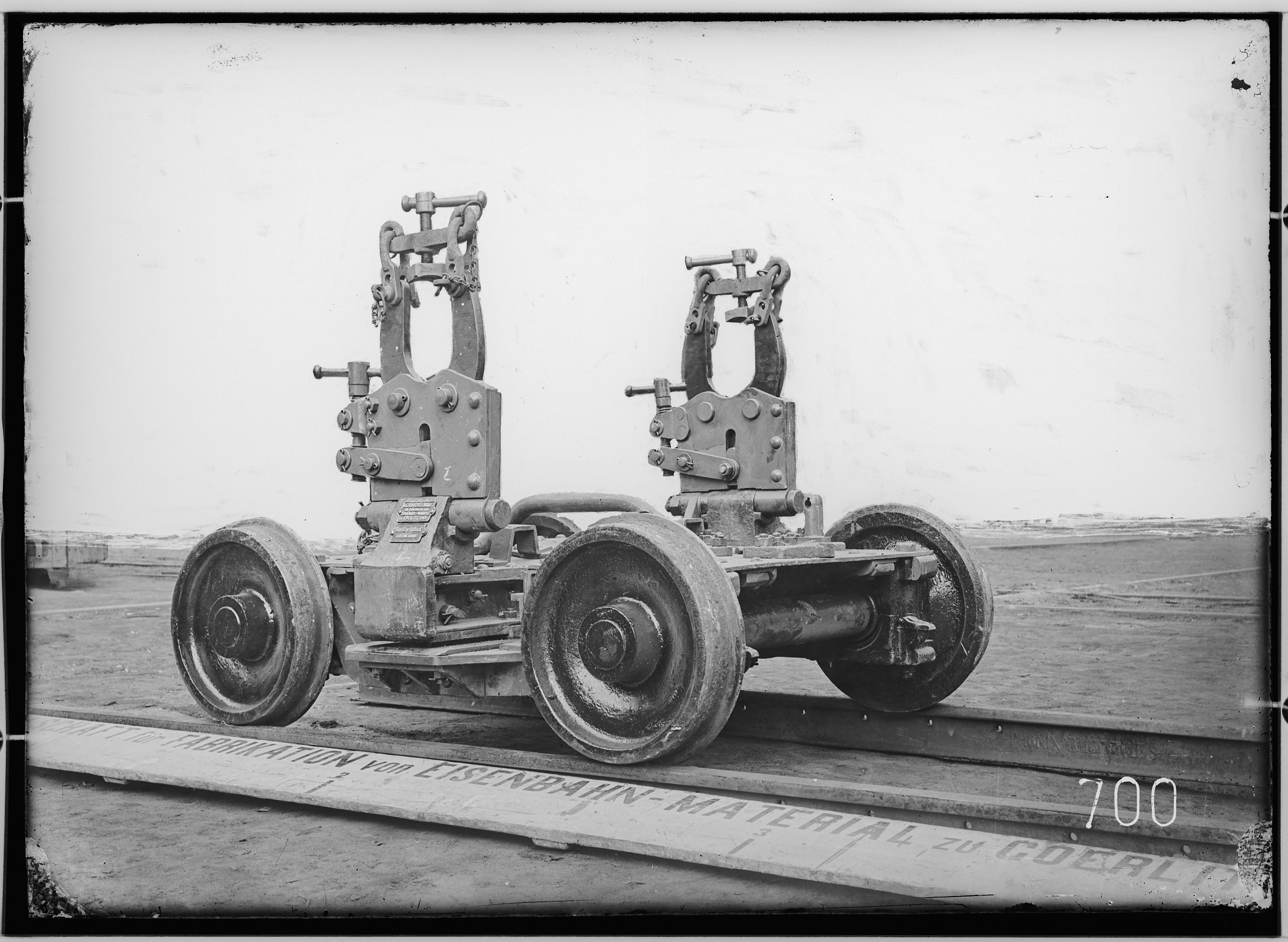 Fotografie: zweiachsiger Universal-Rollbock ohne Bremse, 1901 (Schenkung der Bombardier Transportation, Werk Görlitz | Eigentum/Sammlung der Verkehrsmuseums Dresden gGmbH CC BY-NC-SA)