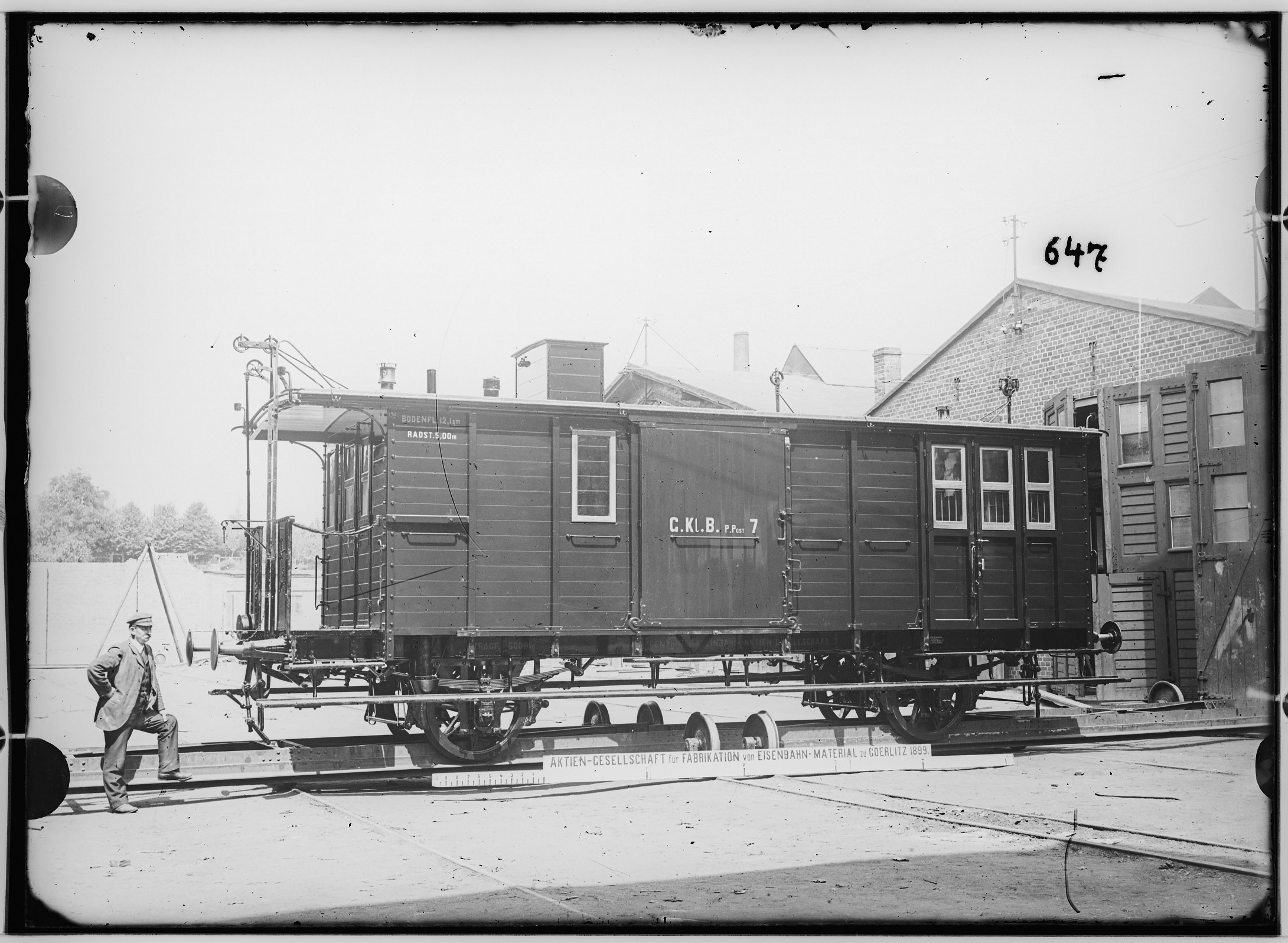 Fotografie: zweiachsiger vereinigter Kleinbahn Post- und Gepäckwagen, 1899 (Schenkung der Bombardier Transportation, Werk Görlitz | Eigentum/Sammlung der Verkehrsmuseums Dresden gGmbH CC BY-NC-SA)