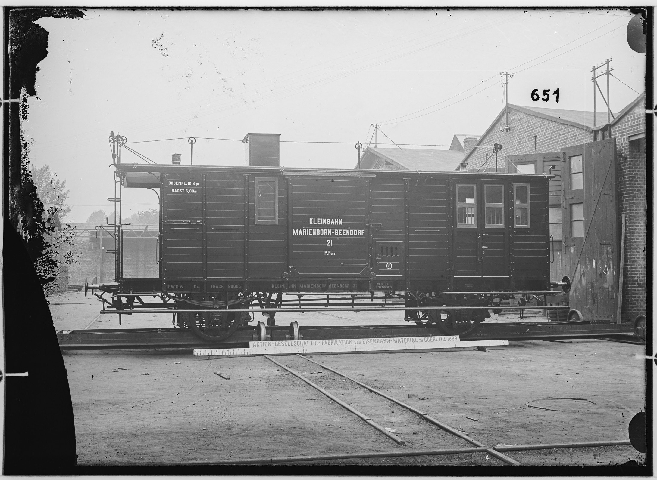 Fotografie: zweiachsiger vereinigter Kleinbahn-Post- und Gepäckwagen, 1899 (Schenkung der Bombardier Transportation, Werk Görlitz | Eigentum/Sammlung der Verkehrsmuseums Dresden gGmbH CC BY-NC-SA)