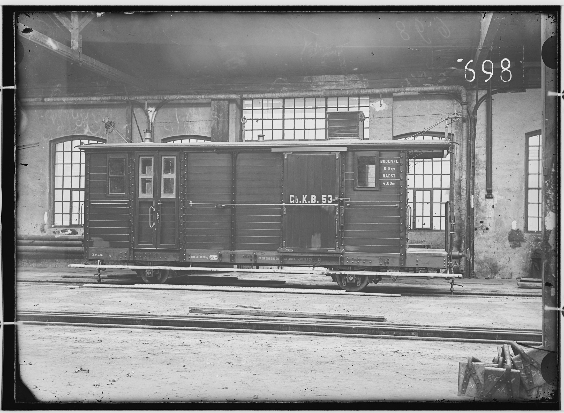 Fotografie: zweiachsiger vereinigter Kleinbahn Post- und Gepäckwagen, 1901 (Schenkung der Bombardier Transportation, Werk Görlitz | Eigentum/Sammlung der Verkehrsmuseums Dresden gGmbH CC BY-NC-SA)