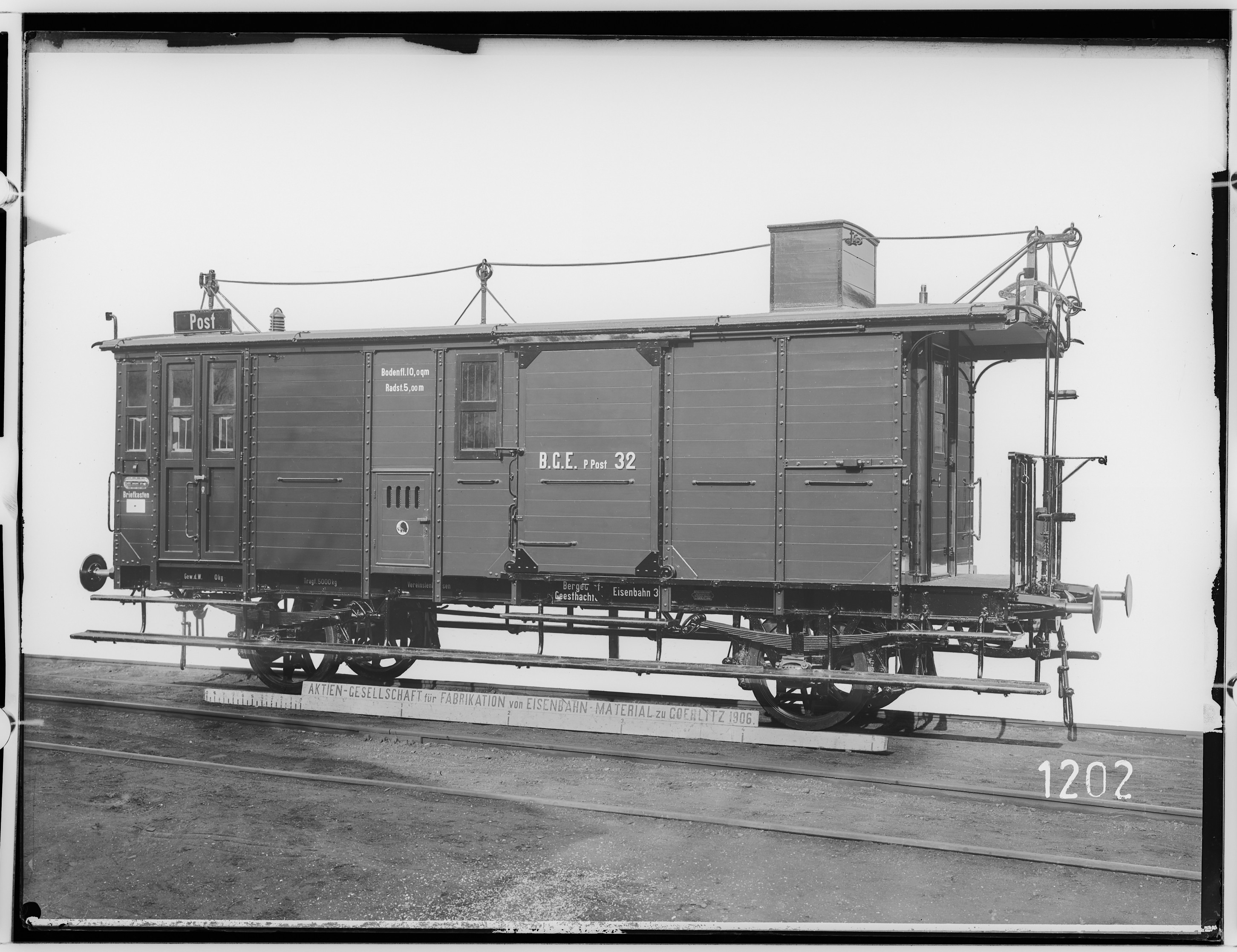 Fotografie: zweiachsiger vereinigter Post-/ Gepäckwagen, 1906 (Schenkung der Bombardier Transportation, Werk Görlitz | Eigentum/Sammlung der Verkehrsmuseums Dresden gGmbH CC BY-NC-SA)