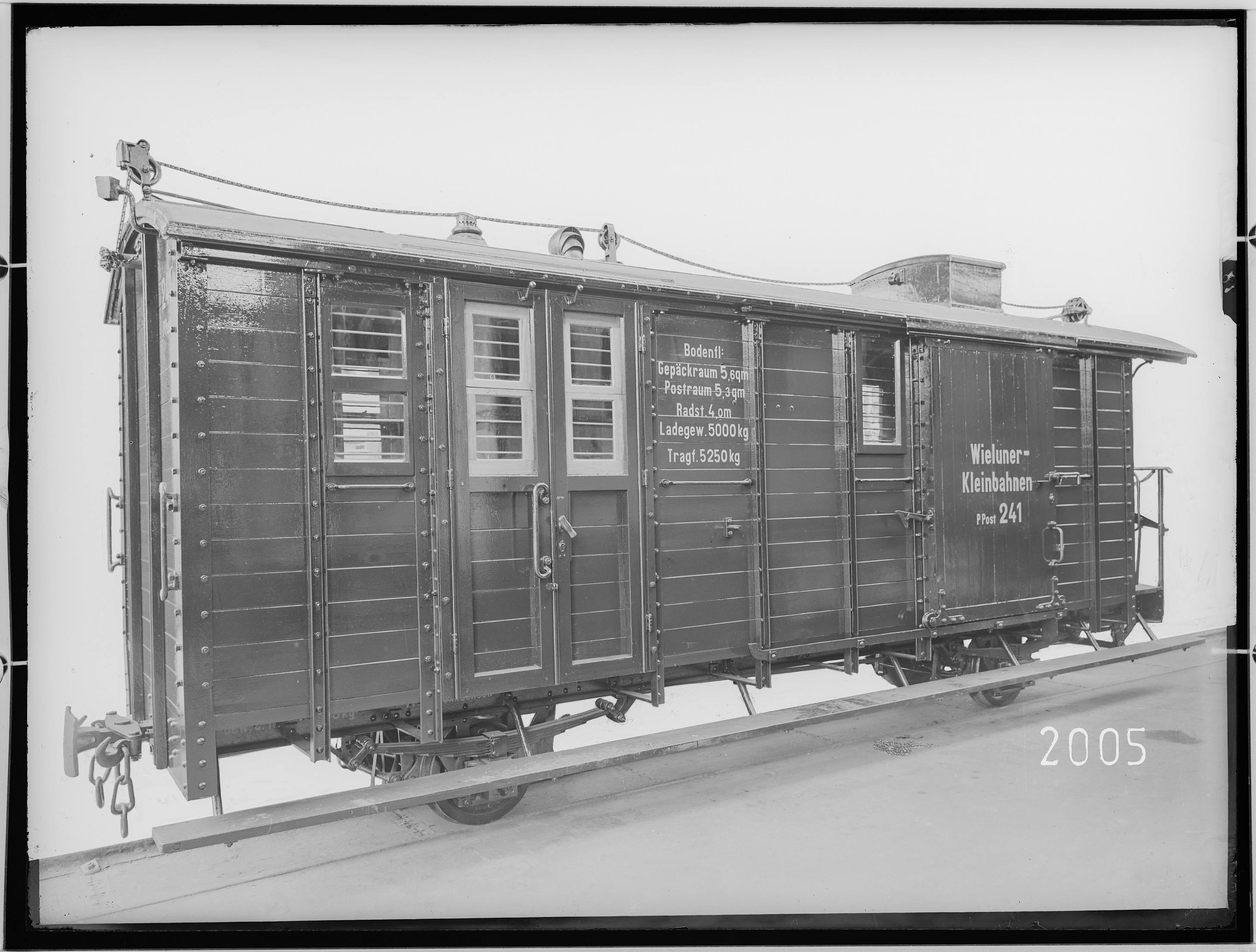 Fotografie: zweiachsiger vereinigter Post- und Gepäckwagen, 1917 (Schenkung der Bombardier Transportation, Werk Görlitz | Eigentum/Sammlung der Verkehrsmuseums Dresden gGmbH CC BY-NC-SA)