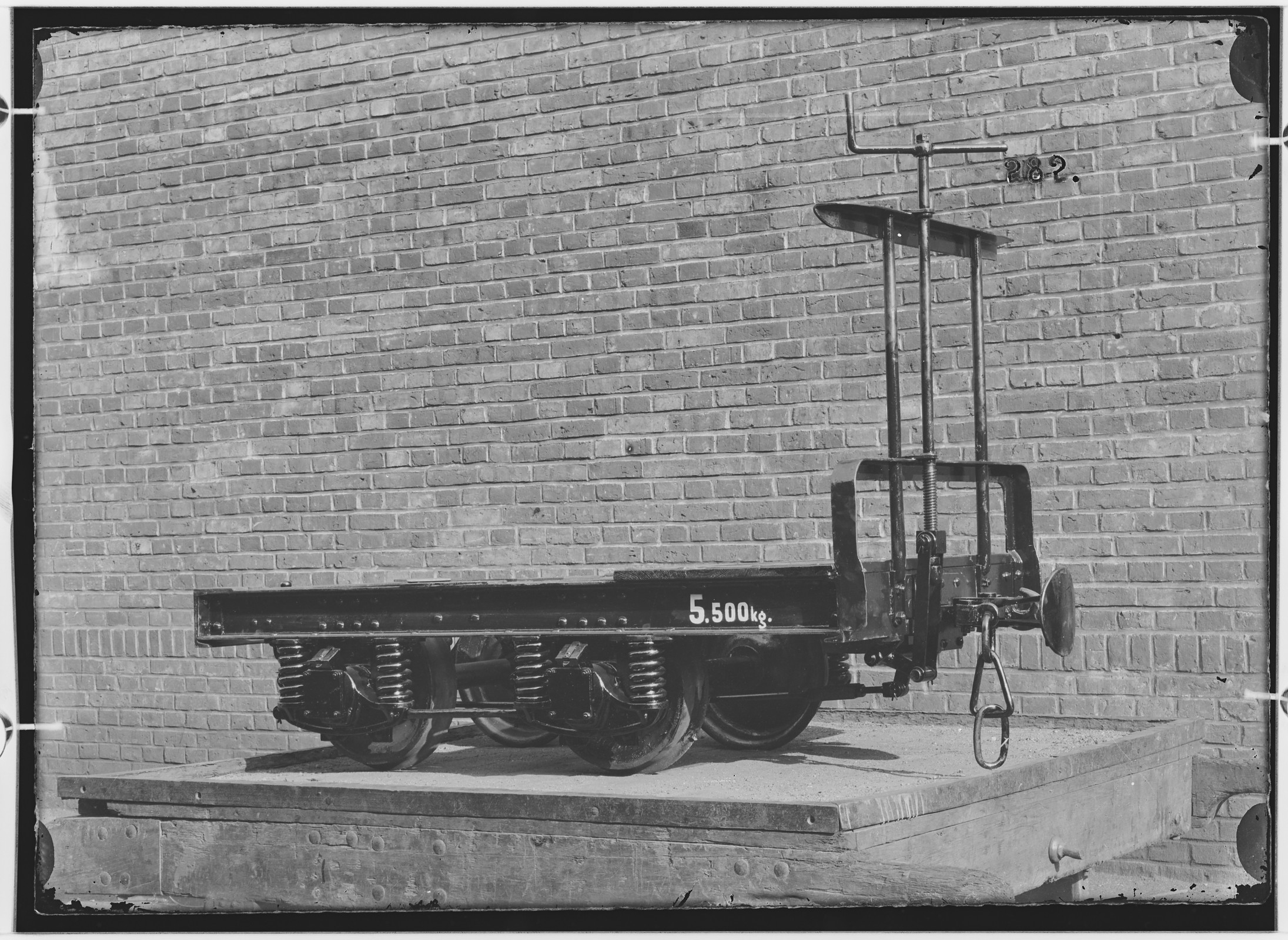 Fotografie: zweiachsiger Verladewagen mit Handbremse, 1892 (Schenkung der Bombardier Transportation, Werk Görlitz | Eigentum/Sammlung der Verkehrsmuseums Dresden gGmbH CC BY-NC-SA)