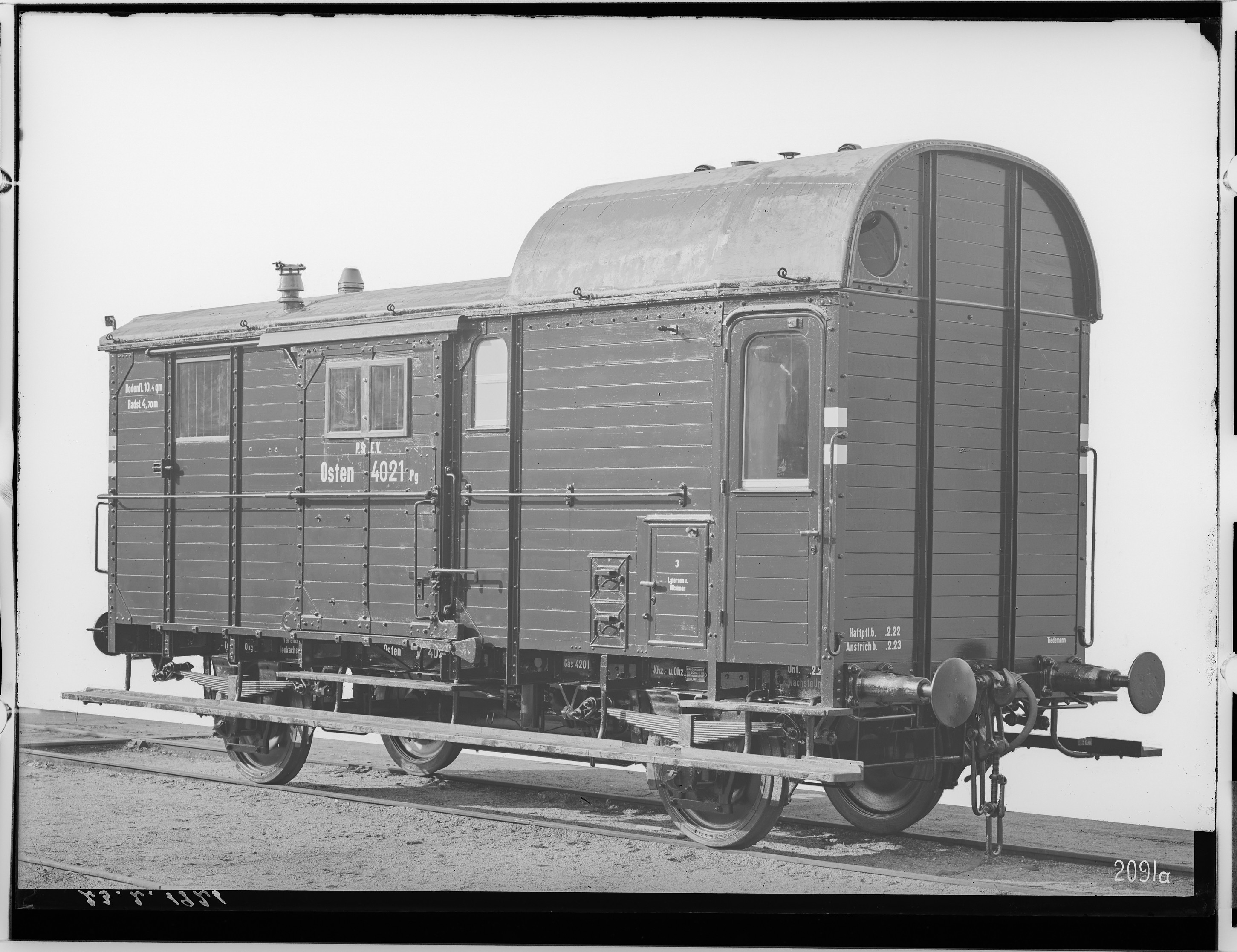 Fotografie: zweiachsiger Zugführerwagen (andere Ansicht), 1921 (Schenkung der Bombardier Transportation, Werk Görlitz | Eigentum/Sammlung der Verkehrsmuseums Dresden gGmbH CC BY-NC-SA)