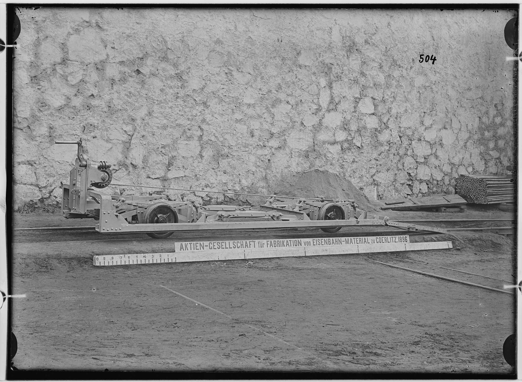 Fotografie: zweiachsiges Untergestell für Kleinbahnwagen, 1896 (Schenkung der Bombardier Transportation, Werk Görlitz | Eigentum/Sammlung der Verkehrsmuseums Dresden gGmbH CC BY-NC-SA)
