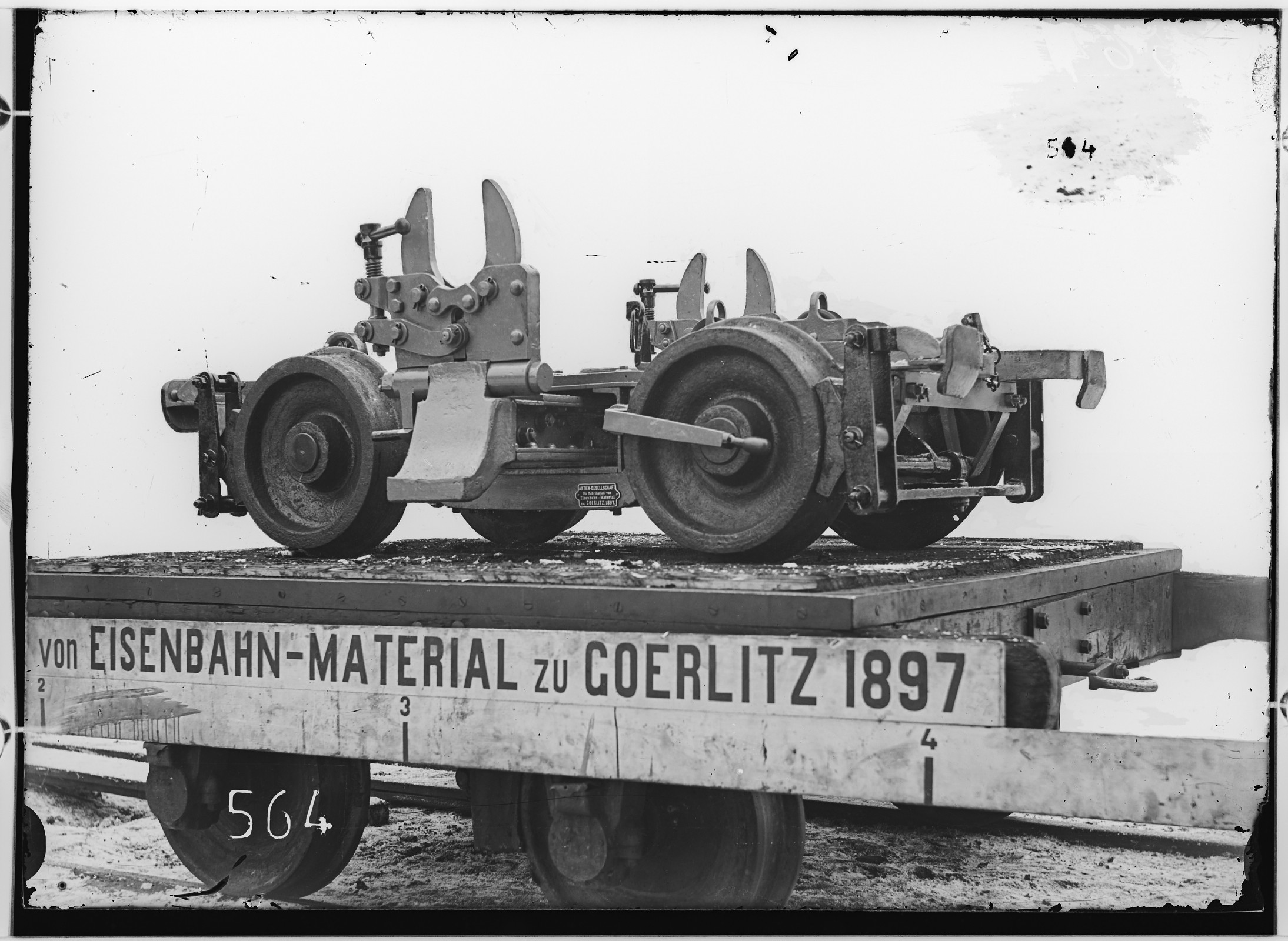 Fotografie: zweiachsiges Untergestell für Kleinbahnwagen, 1897 (Schenkung der Bombardier Transportation, Werk Görlitz | Eigentum/Sammlung der Verkehrsmuseums Dresden gGmbH CC BY-NC-SA)