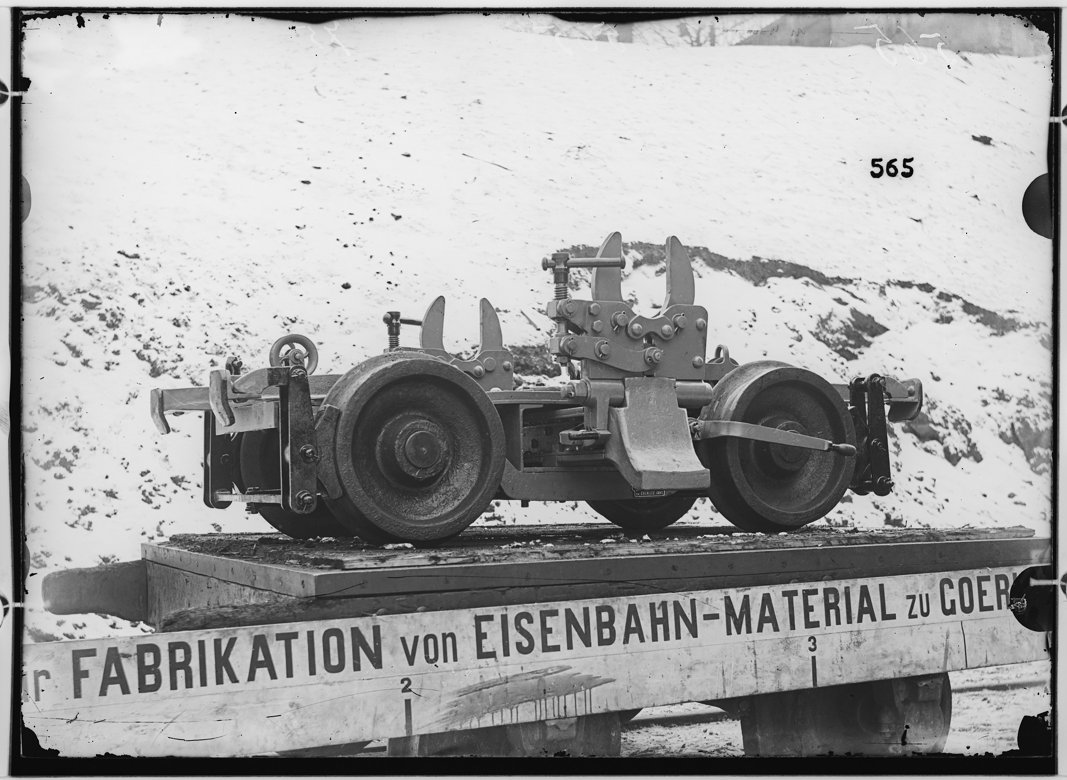 Fotografie: zweiachsiges Untergestell für Kleinbahnwagen (andere Ansicht), 1897 (Schenkung der Bombardier Transportation, Werk Görlitz | Eigentum/Sammlung der Verkehrsmuseums Dresden gGmbH CC BY-NC-SA)