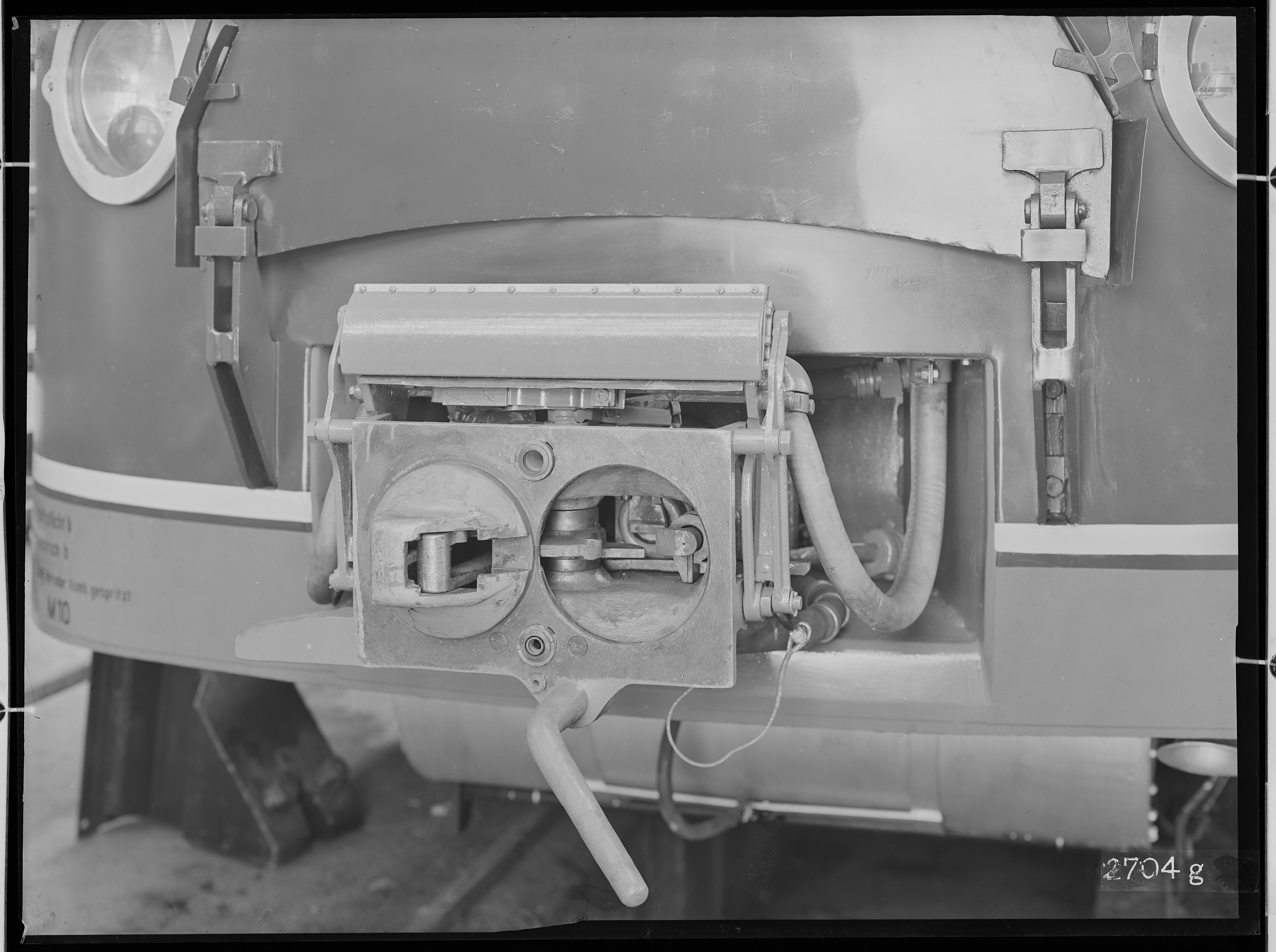 Fotografie: zweiteiliger sechsachsiger Dieseltriebwagen "Bauart Ruhr" (geöffnete Steuerstromkupplung), 1936-1938 (Schenkung der Bombardier Transportation, Werk Görlitz | Eigentum/Sammlung der Verkehrsmuseums Dresden gGmbH CC BY-NC-SA)